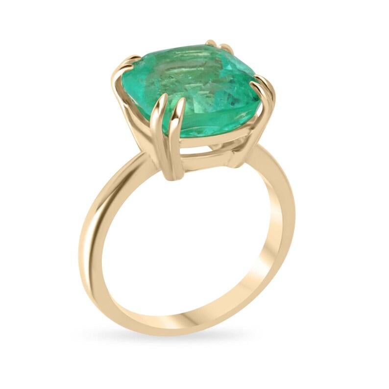 Ti presentiamo un anello su misura con smeraldo colombiano solitario e taglio a cuscino, elegantemente realizzato in oro giallo 14 carati. Questo splendido pezzo presenta un magnifico smeraldo Muzo da 7,14 carati, incastonato in un'intramontabile