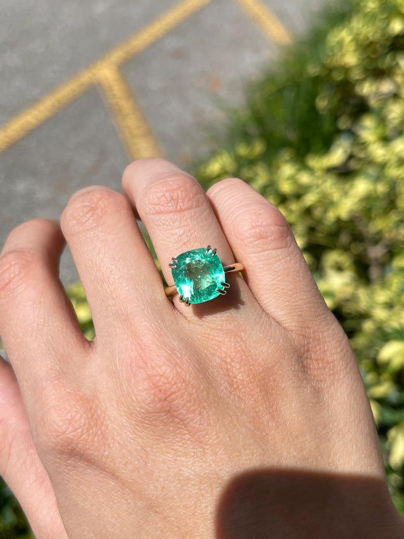 Moderno Anello solitario di smeraldo colombiano con taglio a cuscino da 7,14 carati - Design a due punte in vendita