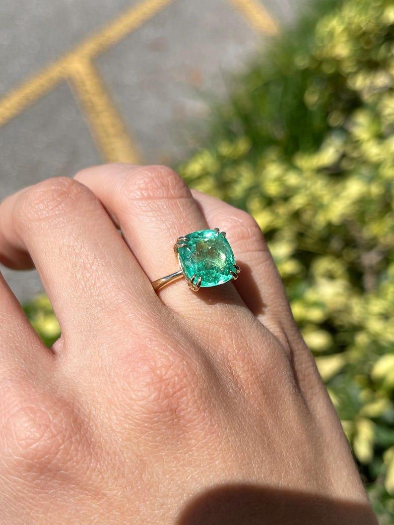 Taglio cuscino Anello solitario di smeraldo colombiano con taglio a cuscino da 7,14 carati - Design a due punte in vendita