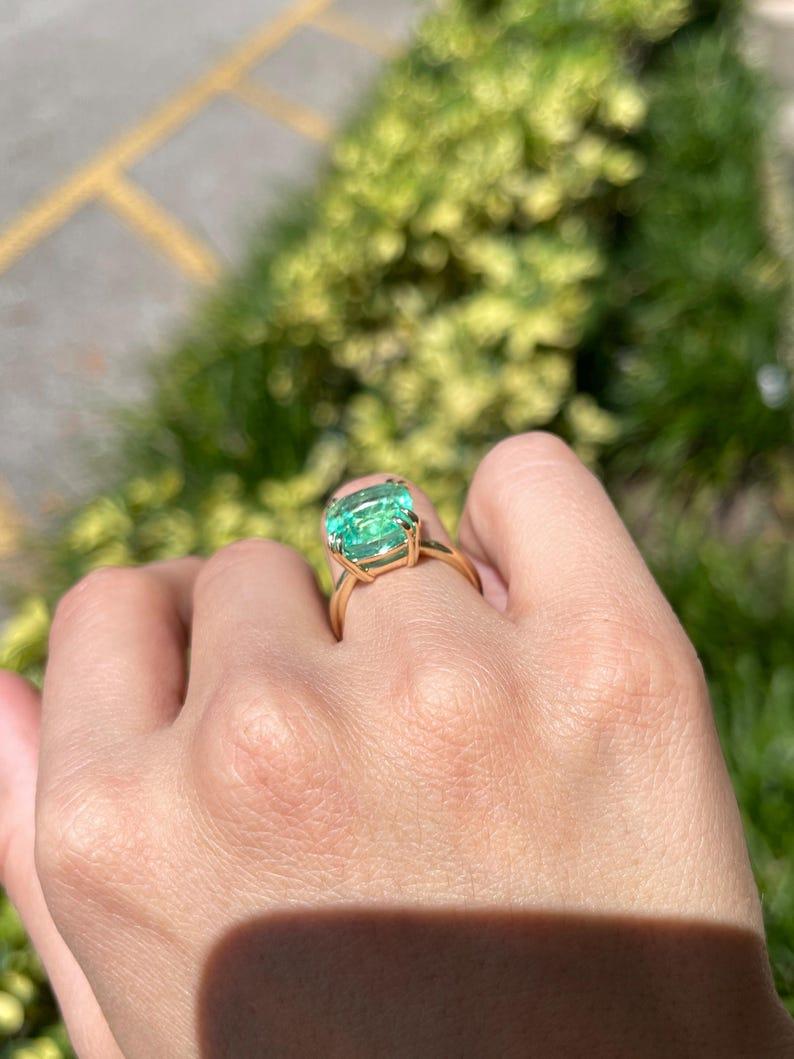 Anello solitario di smeraldo colombiano con taglio a cuscino da 7,14 carati - Design a due punte In condizioni Nuovo in vendita a Jupiter, FL