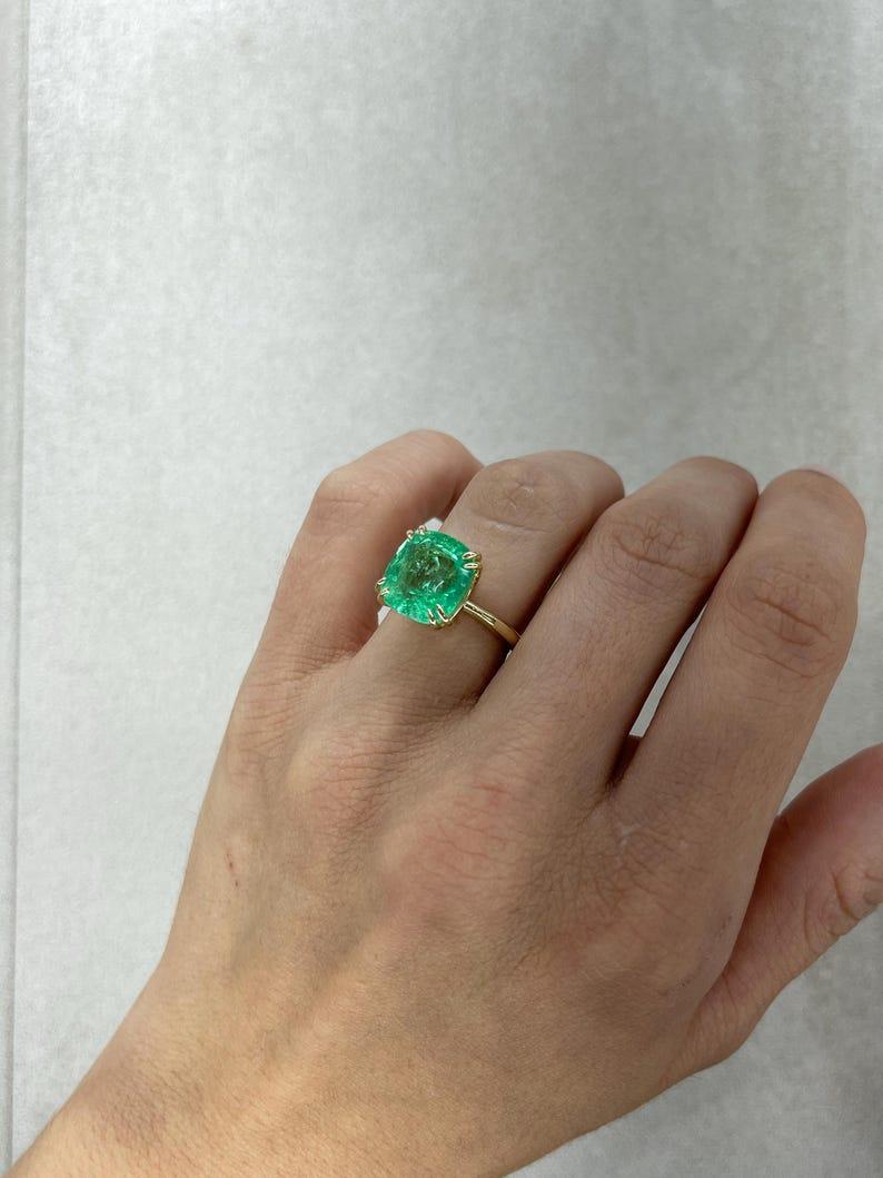 Anello solitario di smeraldo colombiano con taglio a cuscino da 7,14 carati - Design a due punte in vendita 1