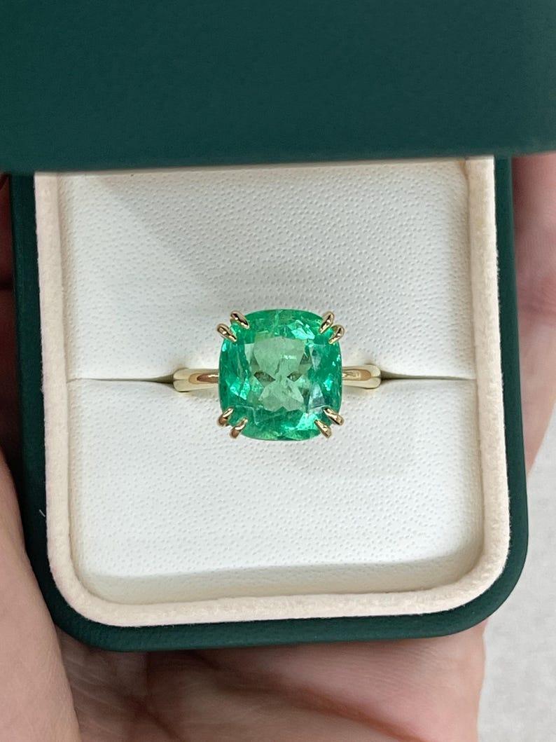 Anello solitario di smeraldo colombiano con taglio a cuscino da 7,14 carati - Design a due punte in vendita 2