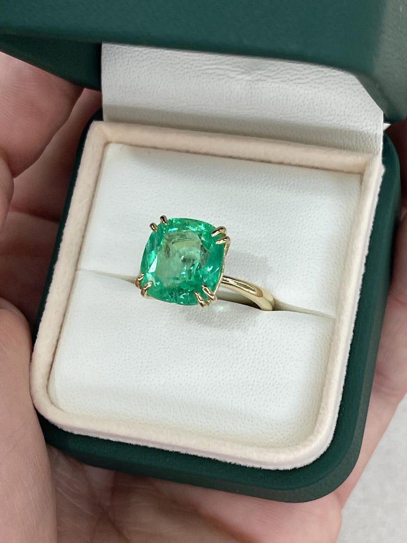 Anello solitario di smeraldo colombiano con taglio a cuscino da 7,14 carati - Design a due punte in vendita 3