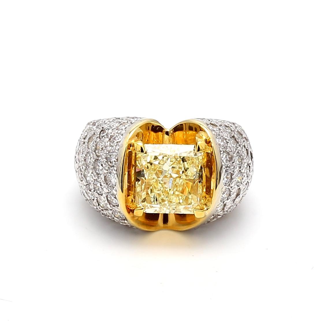 Titel:
Ein atemberaubender Anblick von Farbe und Brillanz, diese Vintage 18 Karat zweifarbigen Gold-Cocktail-Ring Zentren um eine herrliche 4,02-Karat Fancy Light Yellow Strahlenschliff Diamant, zertifiziert VVS2 Klarheit (GIA #2231065046). Der