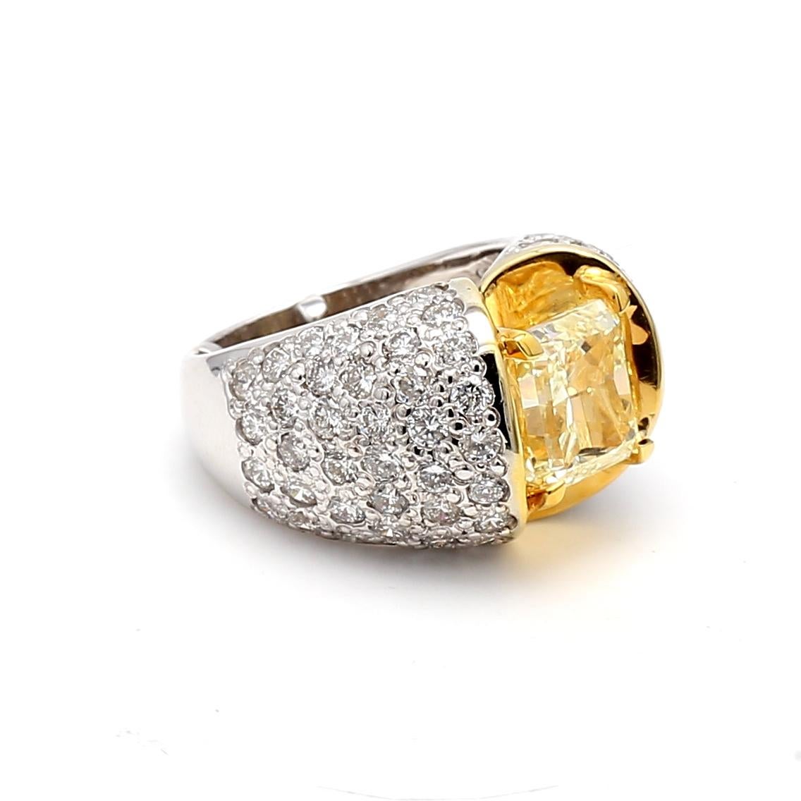 7,14ct Fancy Light Yellow Radiant Cut VVS2 & Runder Diamant Zweifarbiger Goldring (Radiantschliff) im Angebot