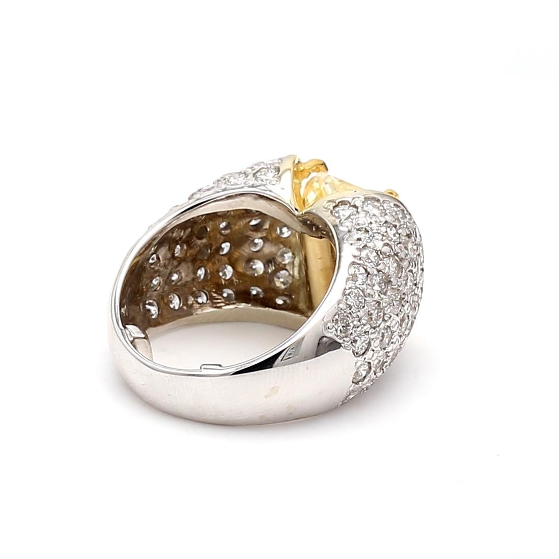 7,14ct Fancy Light Yellow Radiant Cut VVS2 & Runder Diamant Zweifarbiger Goldring Damen im Angebot