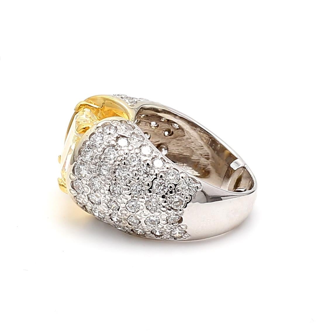 7,14ct Fancy Light Yellow Radiant Cut VVS2 & Runder Diamant Zweifarbiger Goldring im Angebot 3