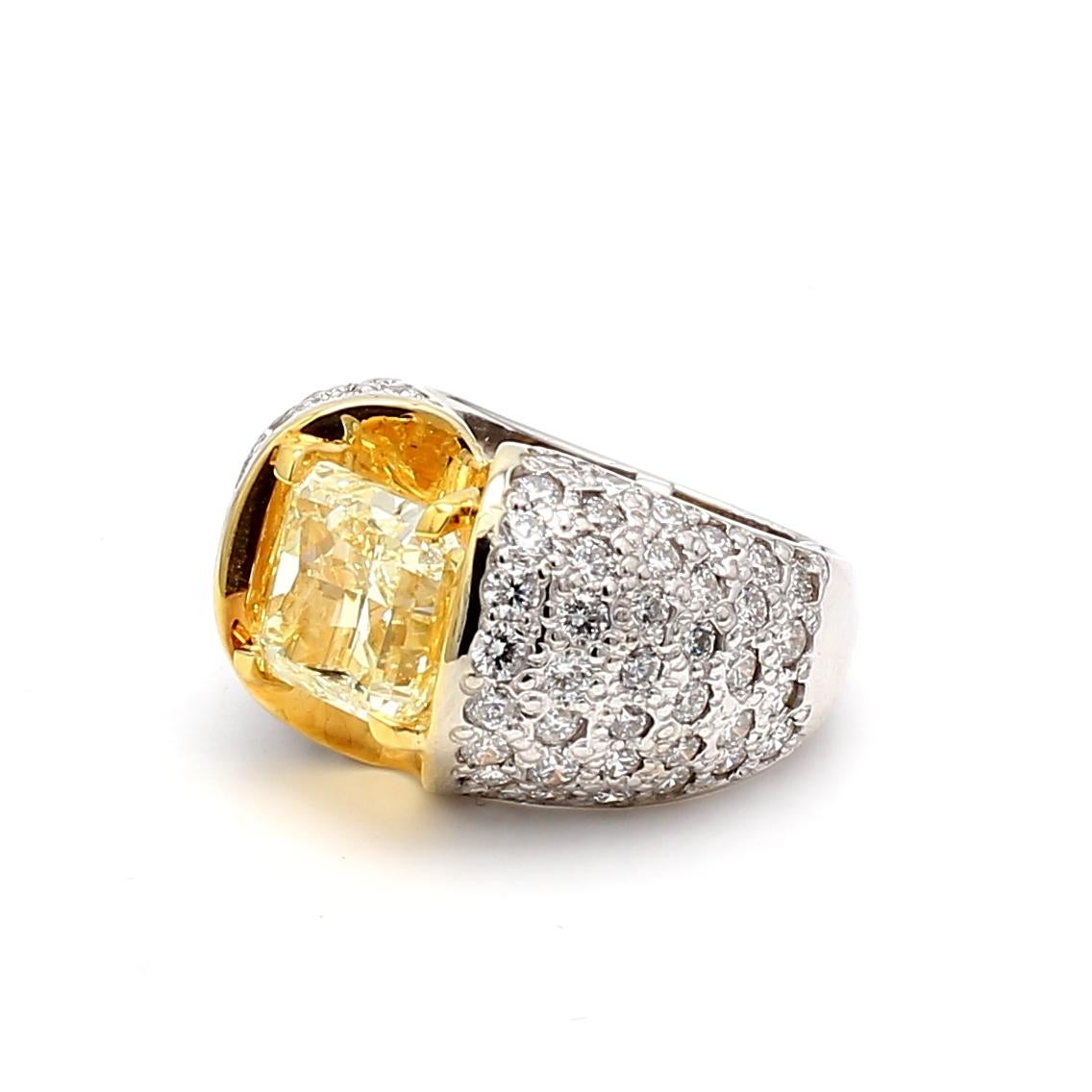 7,14ct Fancy Light Yellow Radiant Cut VVS2 & Runder Diamant Zweifarbiger Goldring im Angebot 4
