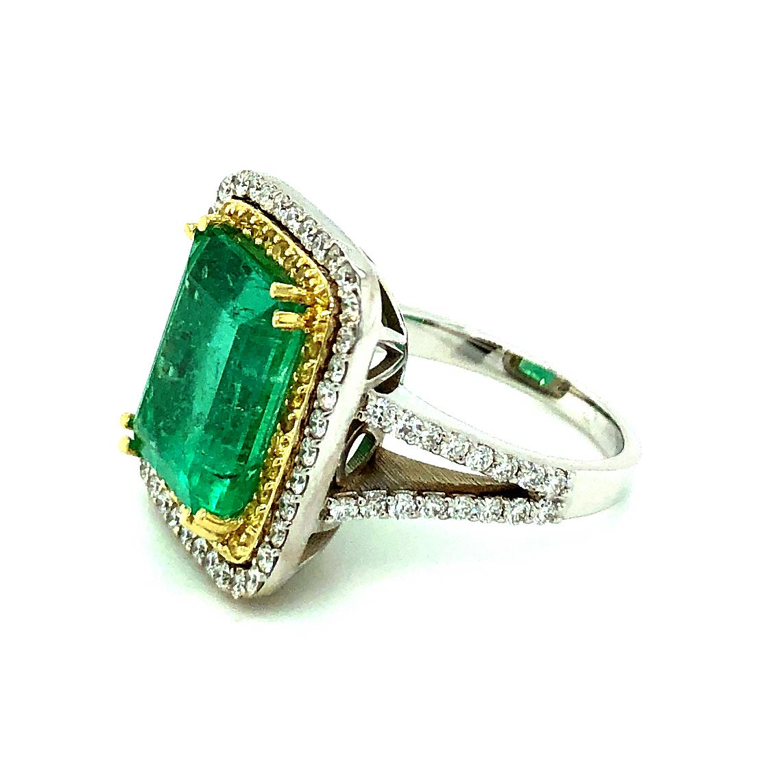 7.15 Carat Emerald and Diamonds Cocktail Ring 18 Karat Gold In New Condition In Miami, FL