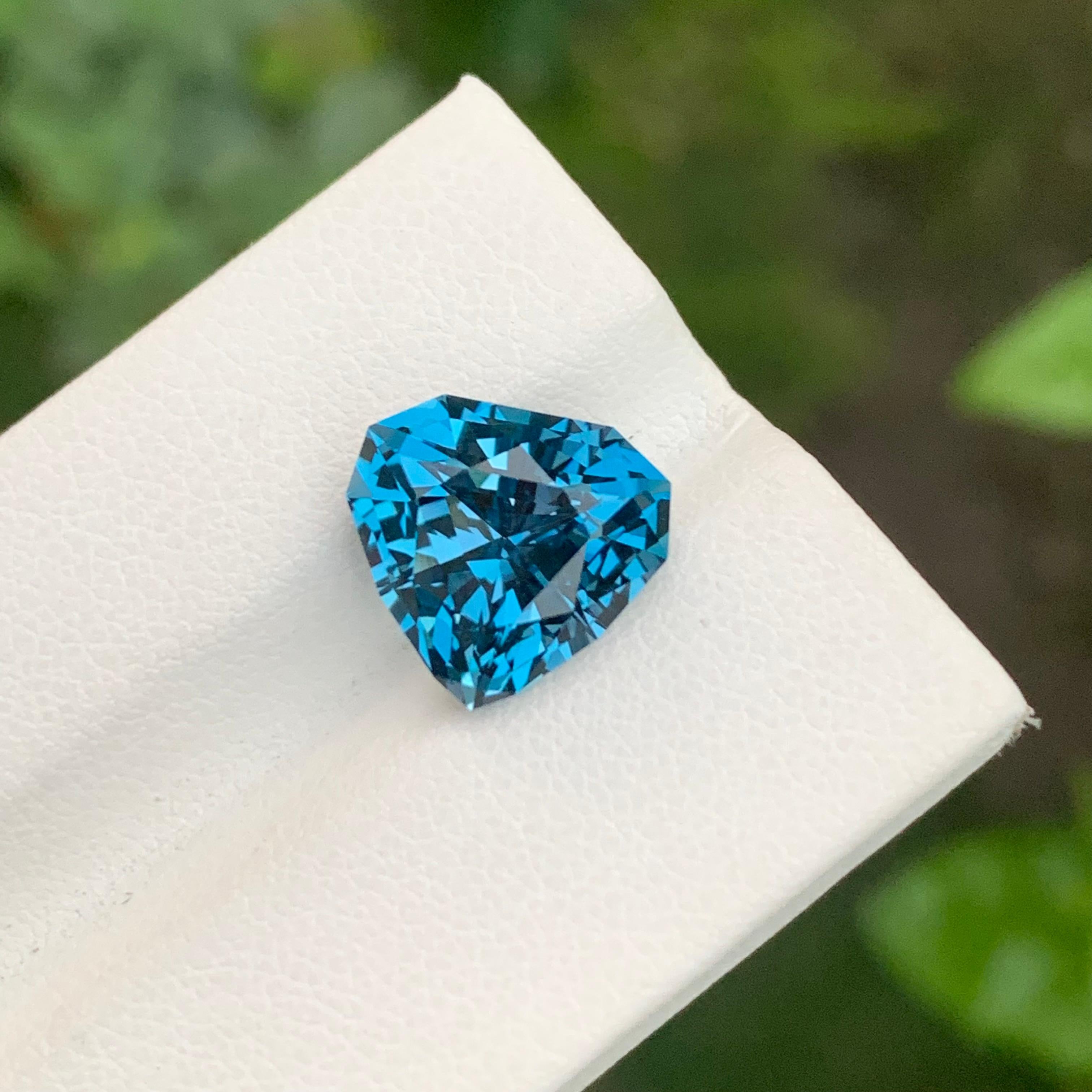 7.15 Carat Gorgeous Faceted London Blue Topaz Trillion Shape Gem For Jewellery For Sale 4