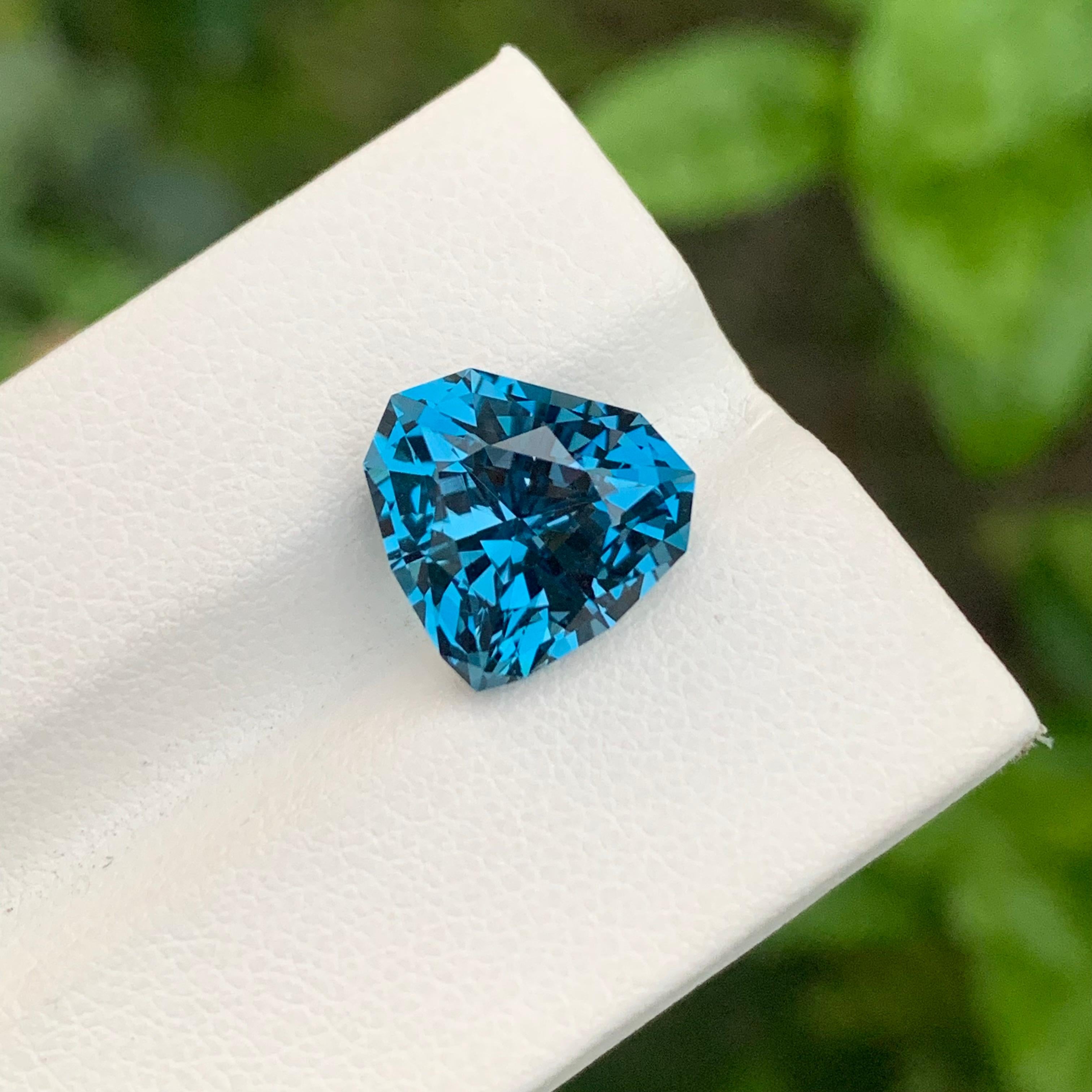 Women's or Men's 7.15 Carat Gorgeous Faceted London Blue Topaz Trillion Shape Gem For Jewellery For Sale