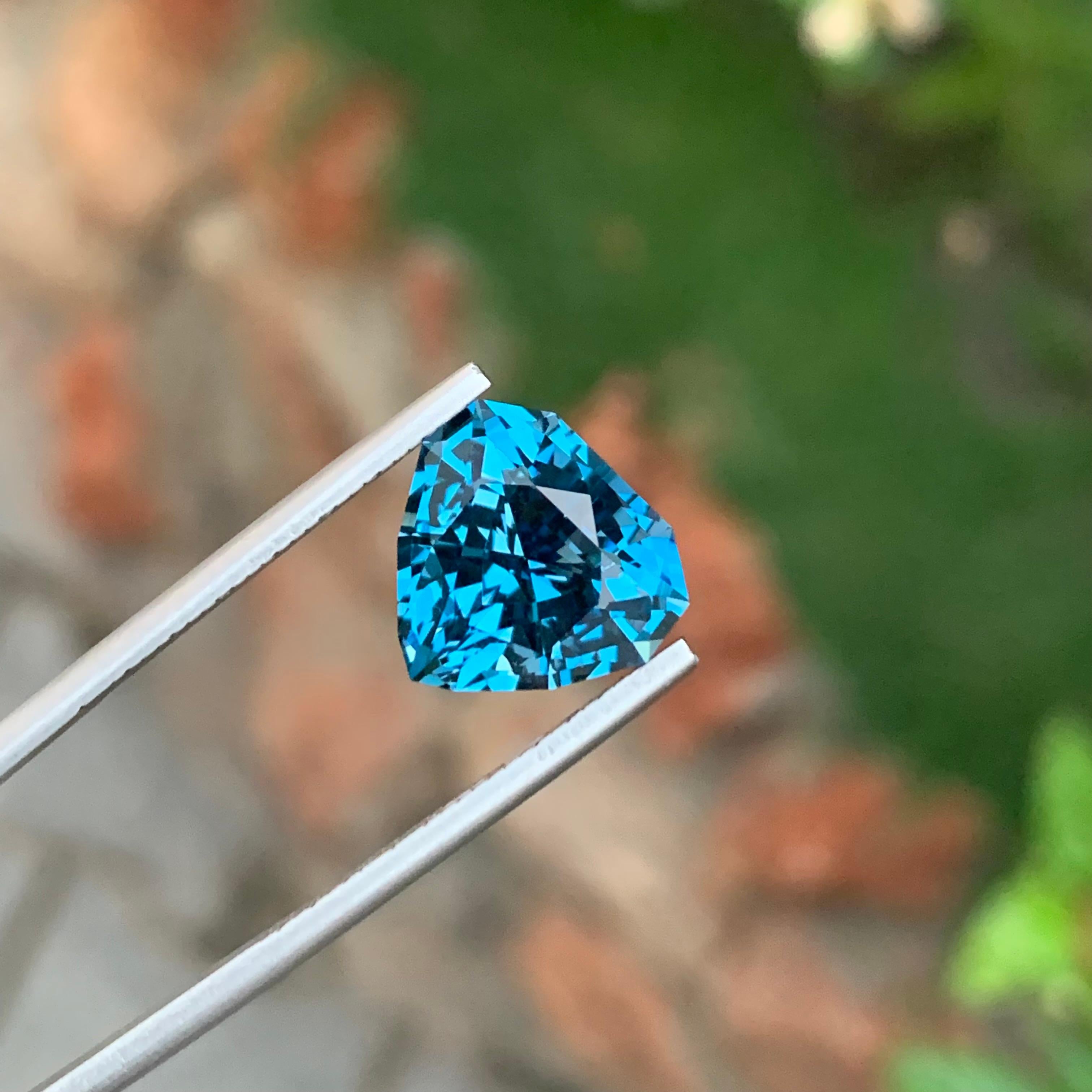 7.15 Carat Gorgeous Faceted London Blue Topaz Trillion Shape Gem For Jewellery For Sale 1