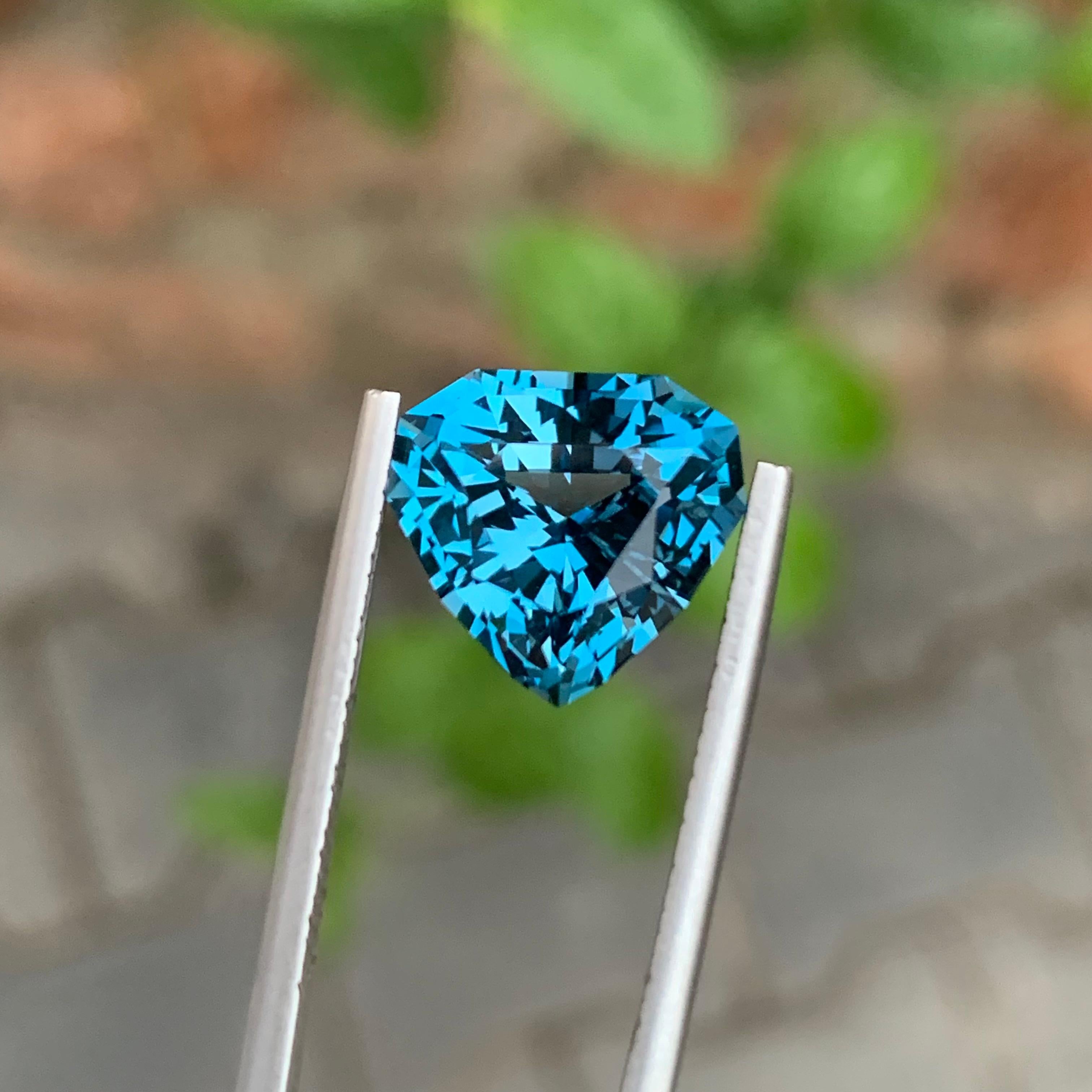 7.15 Carat Gorgeous Faceted London Blue Topaz Trillion Shape Gem For Jewellery For Sale 3