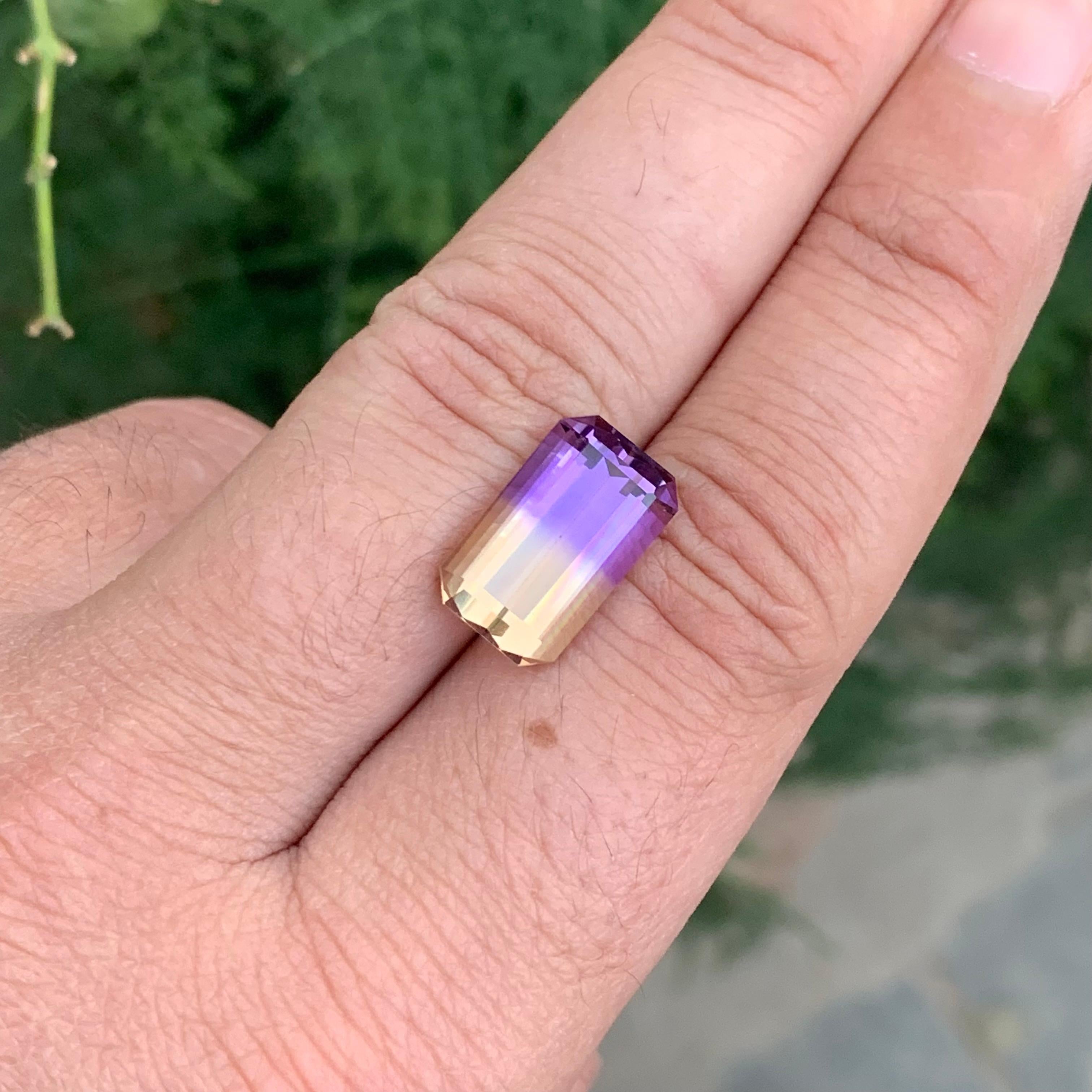 Facettierter Ametrin

Gewicht: 7,15 Karat
Abmessungen: 15,5 x 9,4 x 6,5 mm
Herkunft: Bolivien
Farbe: Lila & Gelb
Behandlung: Nicht
Bescheinigung: Auf Anfrage
Schliff: Smaragd
.
Der Ametrin ist ein einzigartiger und fesselnder Edelstein, der eine
