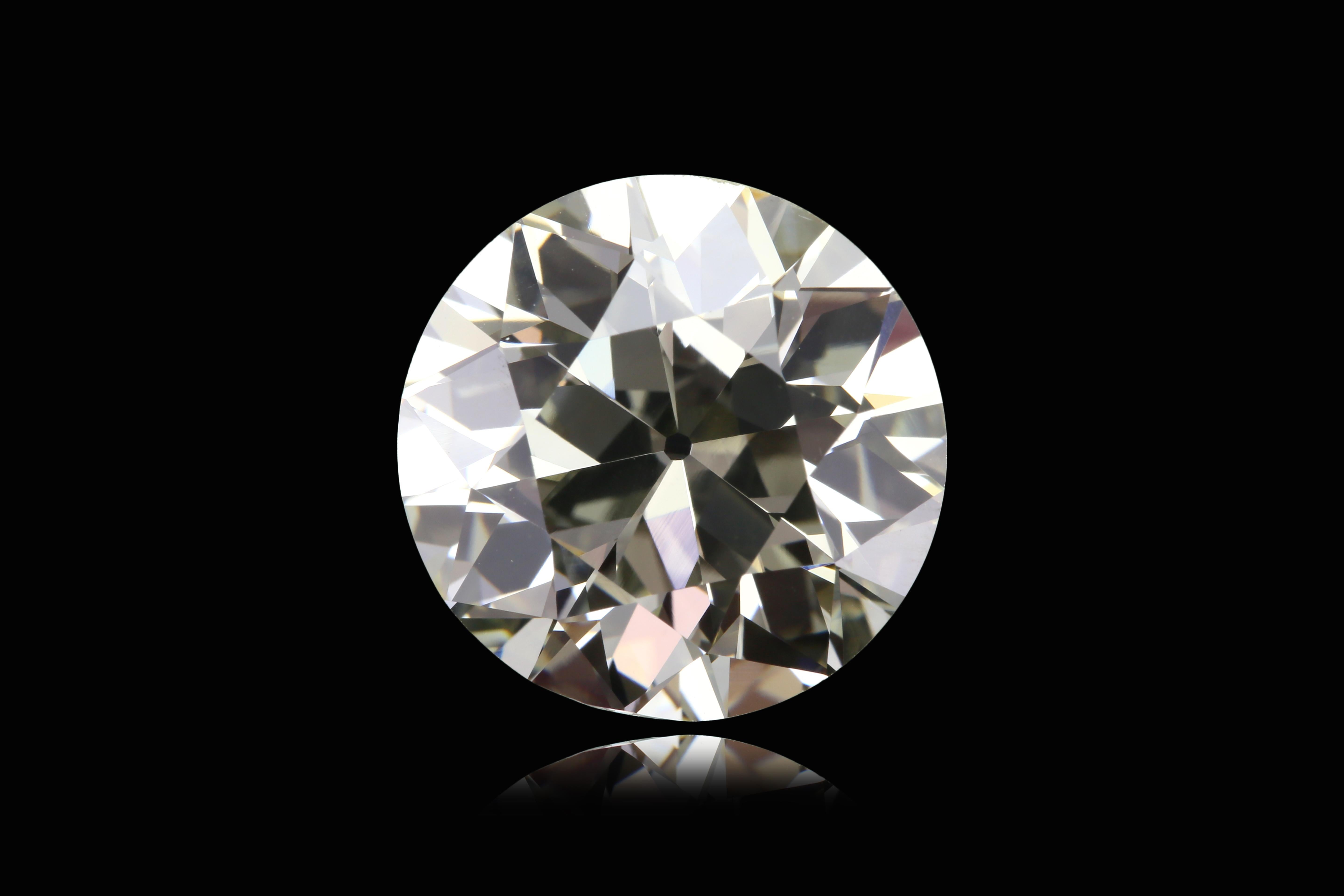 D'une élégance antique et d'une clarté exceptionnelle, ce diamant de 7,15 carats de taille vieille Europe est un exemple remarquable de l'artisanat du début du XXe siècle. Classée Q-R pour la couleur et VVS2 pour la clarté, la pierre incarne une