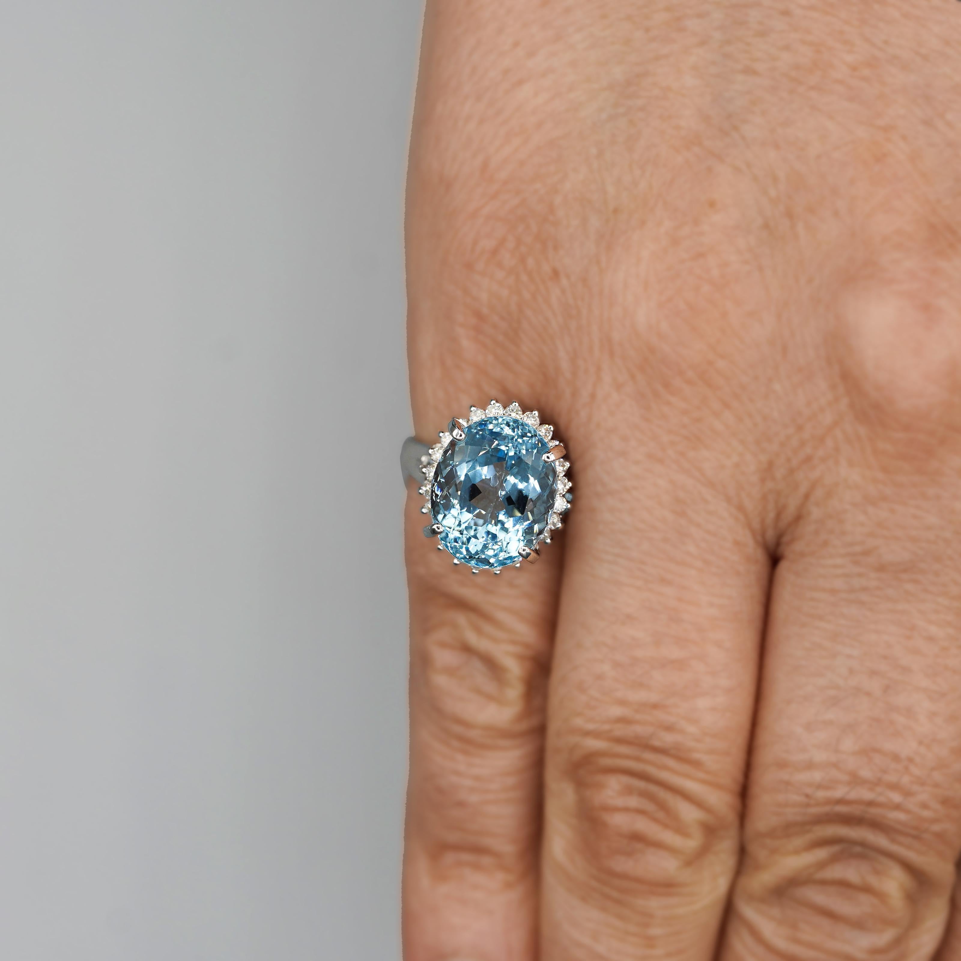 Moderno Anello in platino con filigrana floreale con acquamarina ovale e diamante da 7,15 carati in vendita