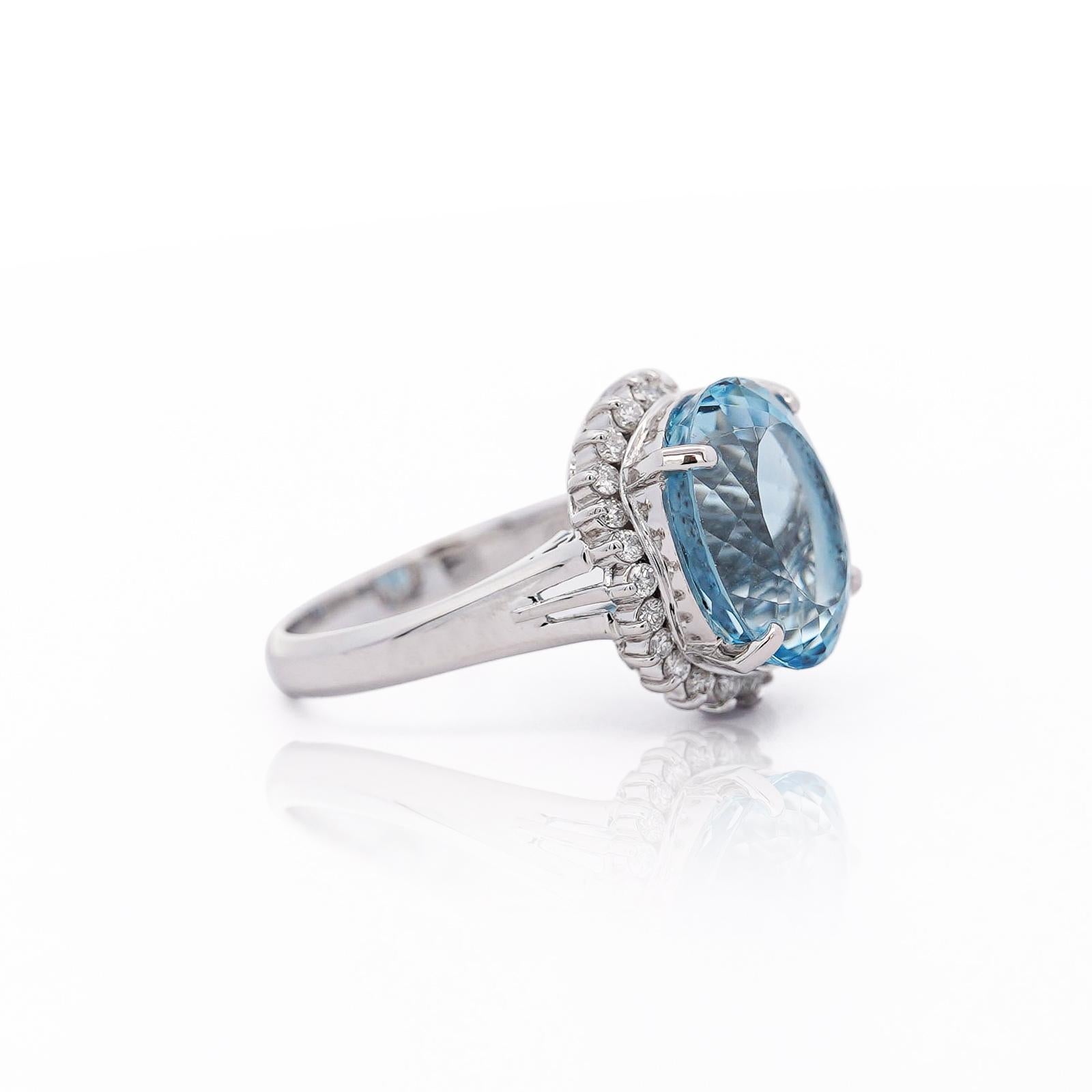 Taglio ovale Anello in platino con filigrana floreale con acquamarina ovale e diamante da 7,15 carati in vendita
