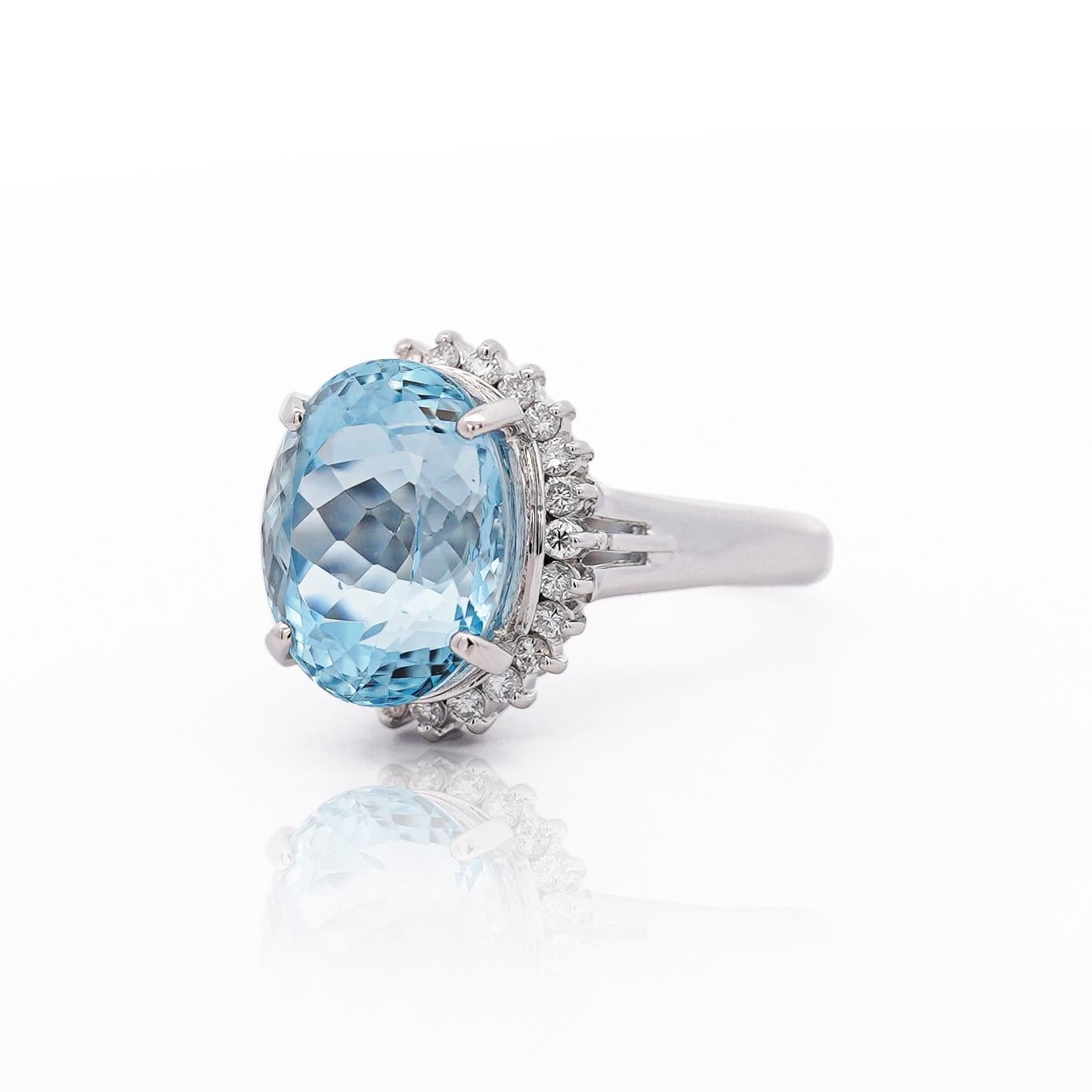 Anello in platino con filigrana floreale con acquamarina ovale e diamante da 7,15 carati in vendita 1