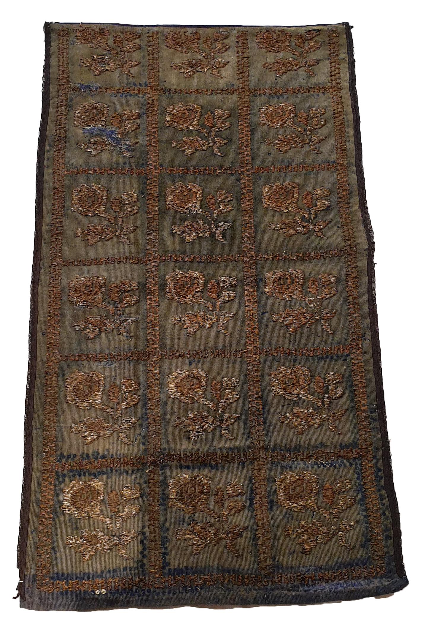 715 - Belle broderie ottomane du milieu du 19ème siècle avec un joli motif floral et de belles couleurs naturelles, entièrement brodée à la main avec du métal sur fond de laine.