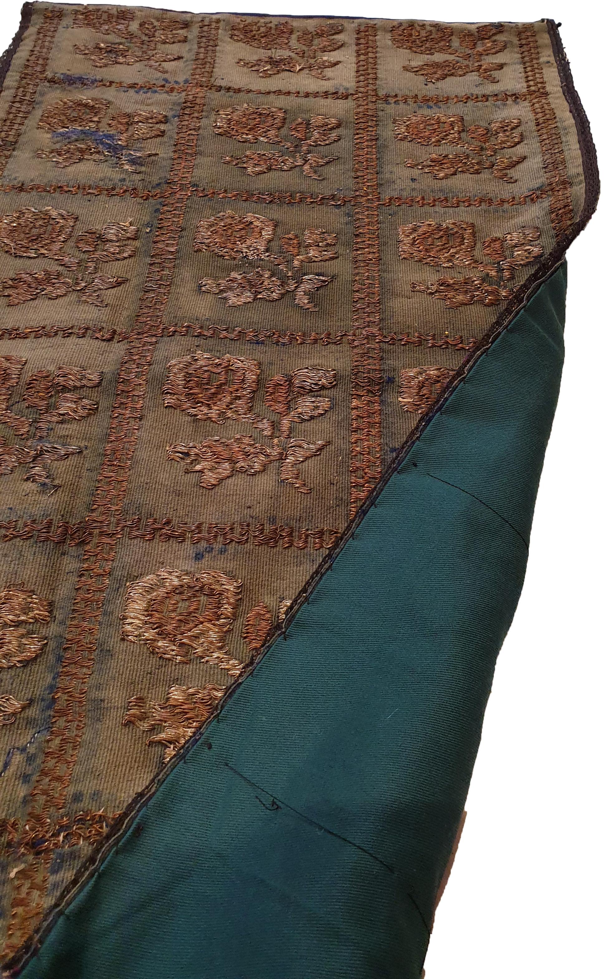 715 - Mid-19th Century Ottoman Embroidery In Excellent Condition For Sale In Paris, FR