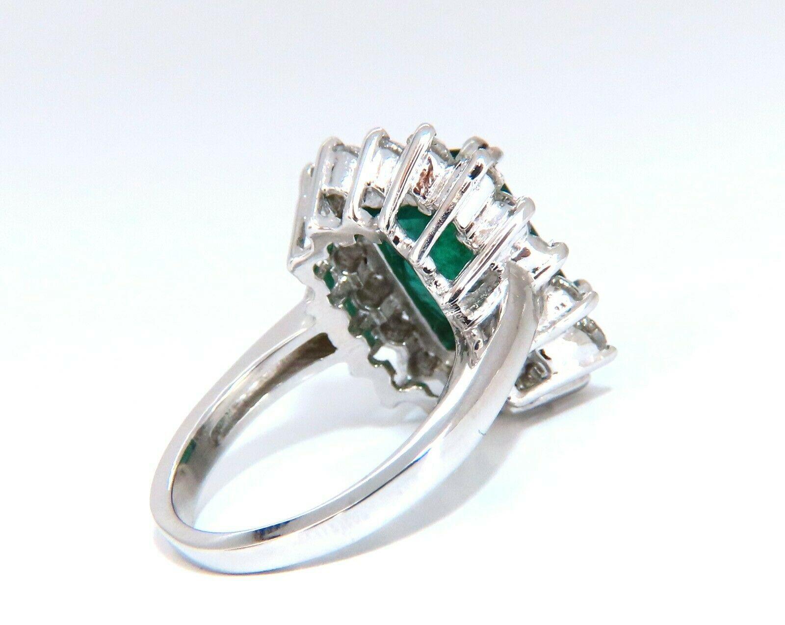 Anillo Halo de Diamantes Esmeralda Natural de 7,15 Quilates 14 Kilates Corte esmeralda en venta