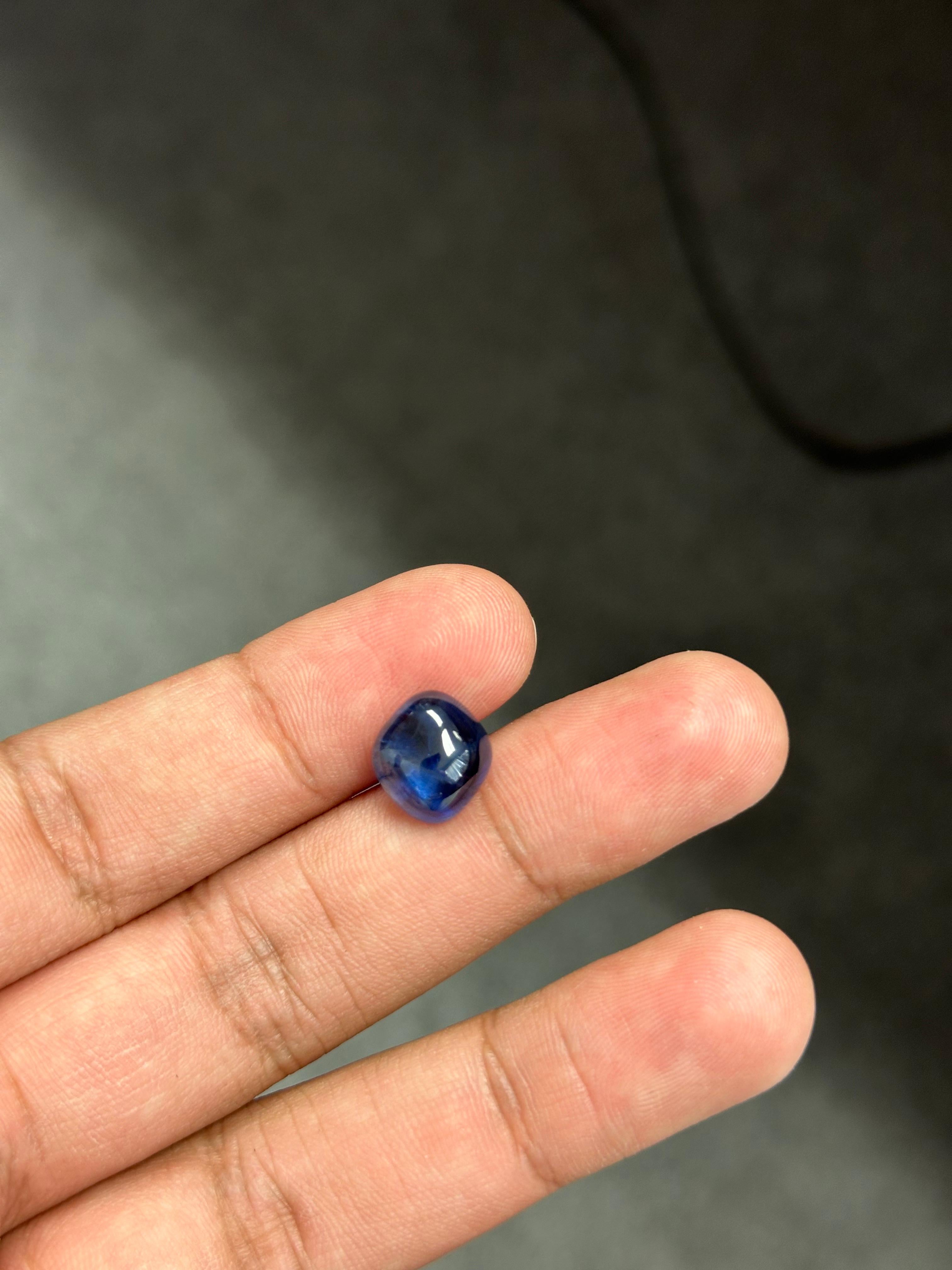 Ein 7,16 Karat schwerer Saphir, der einen herrlichen, königsblauen Farbton aufweist. Er stammt aus den bezaubernden Edelsteinminen von Sri Lanka. Der Saphir ist perfekt in Form eines Cabochons geschliffen. Der Saphir wurde lediglich einer