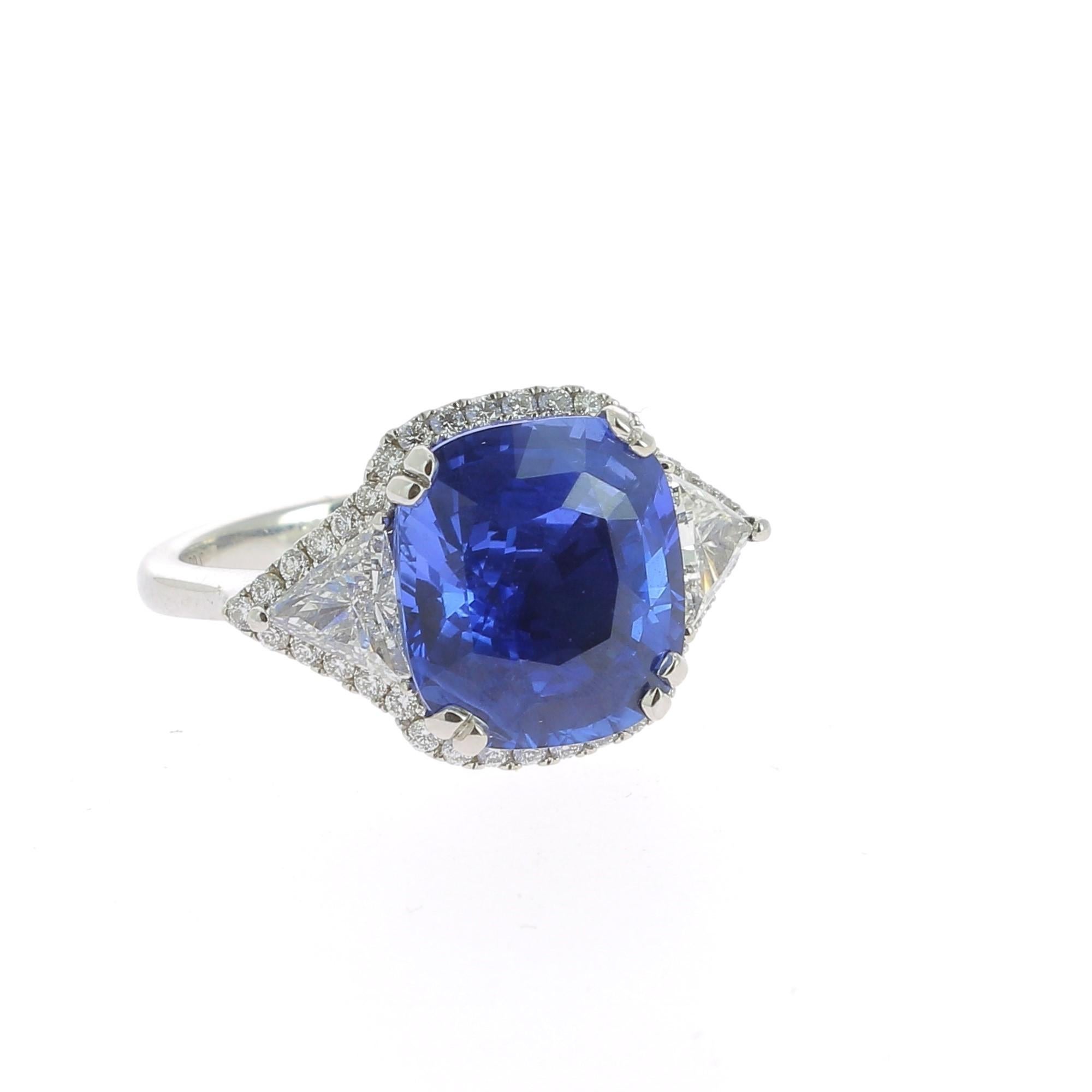 7.16 Carat Ceylon Intense Blue Sapphire Cocktail Ring Set with Round Diamond In New Condition In Istanbul, TR