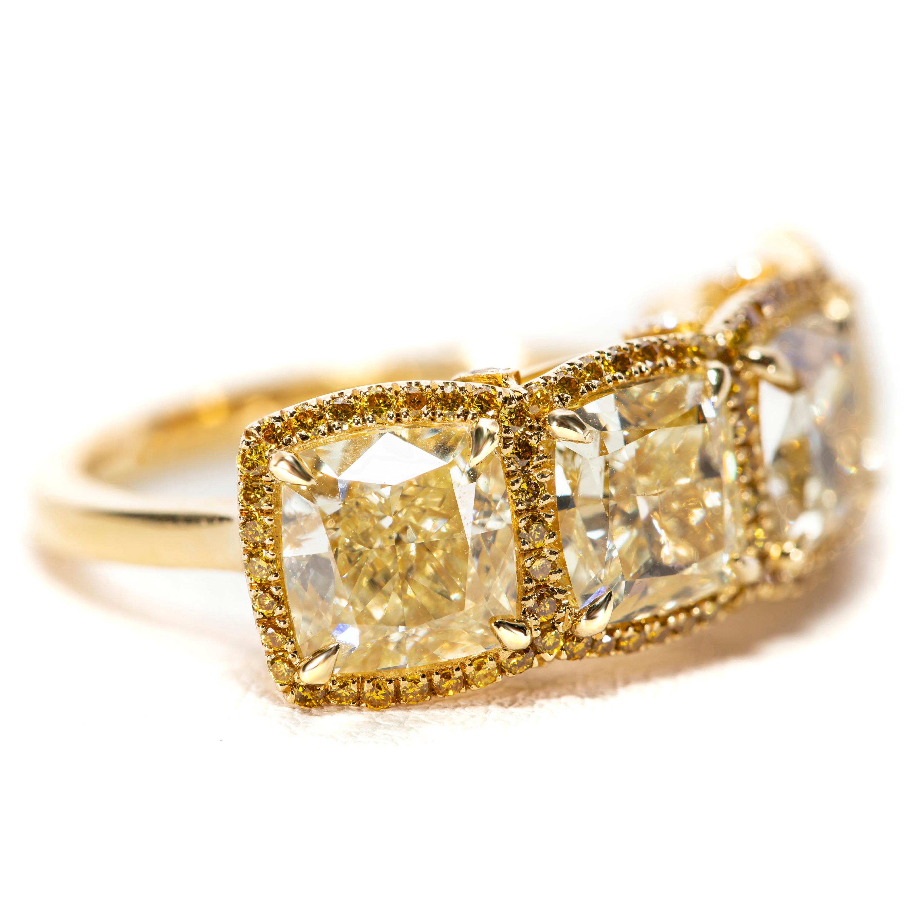 Taille coussin Bague en or 18 carats avec halo de diamants ronds taille coussin jaune fantaisie de 7,16 carats en vente