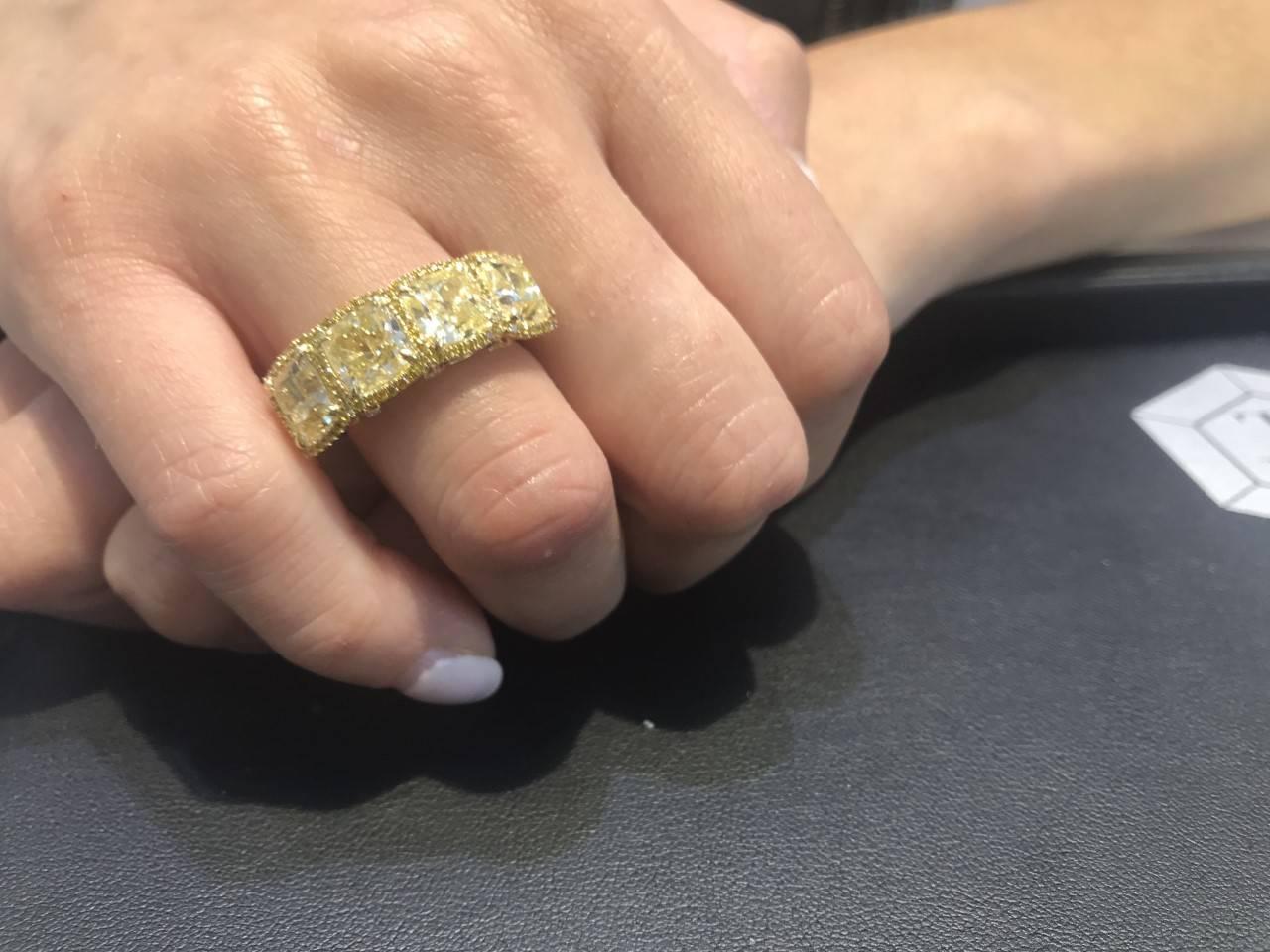 Bague en or 18 carats avec halo de diamants ronds taille coussin jaune fantaisie de 7,16 carats Pour femmes en vente