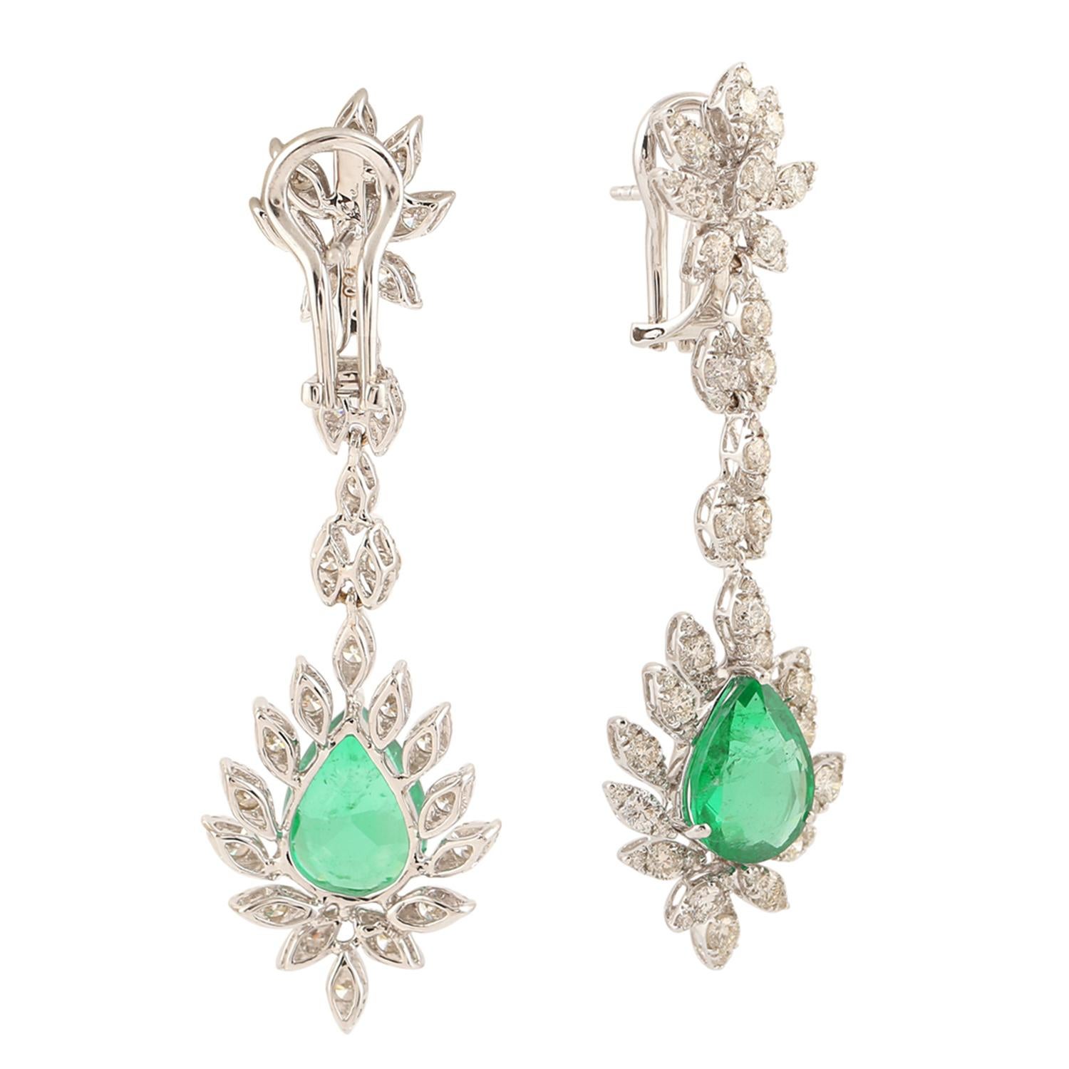 Contemporary 7.16 Carats Zambian Emerald 3.93 Carats Diamond 14 Karat Gold Drop Earrings For Sale