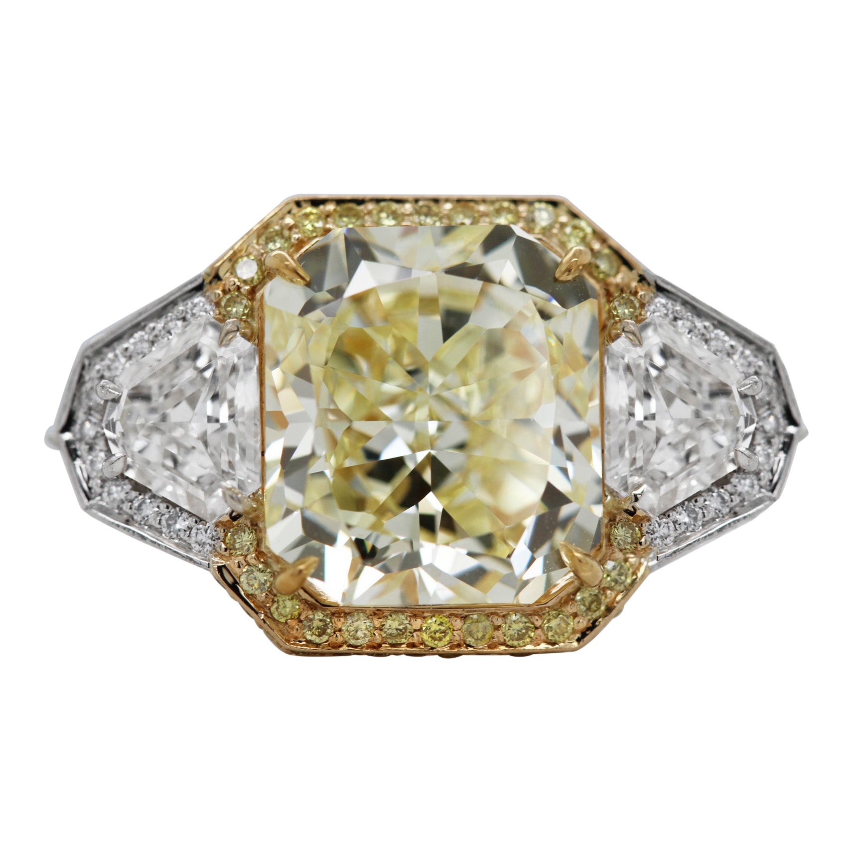 Anillo de compromiso de 3 piedras con diamantes de corte radiante amarillo fantasía de 7,17 quilates GIA VS1