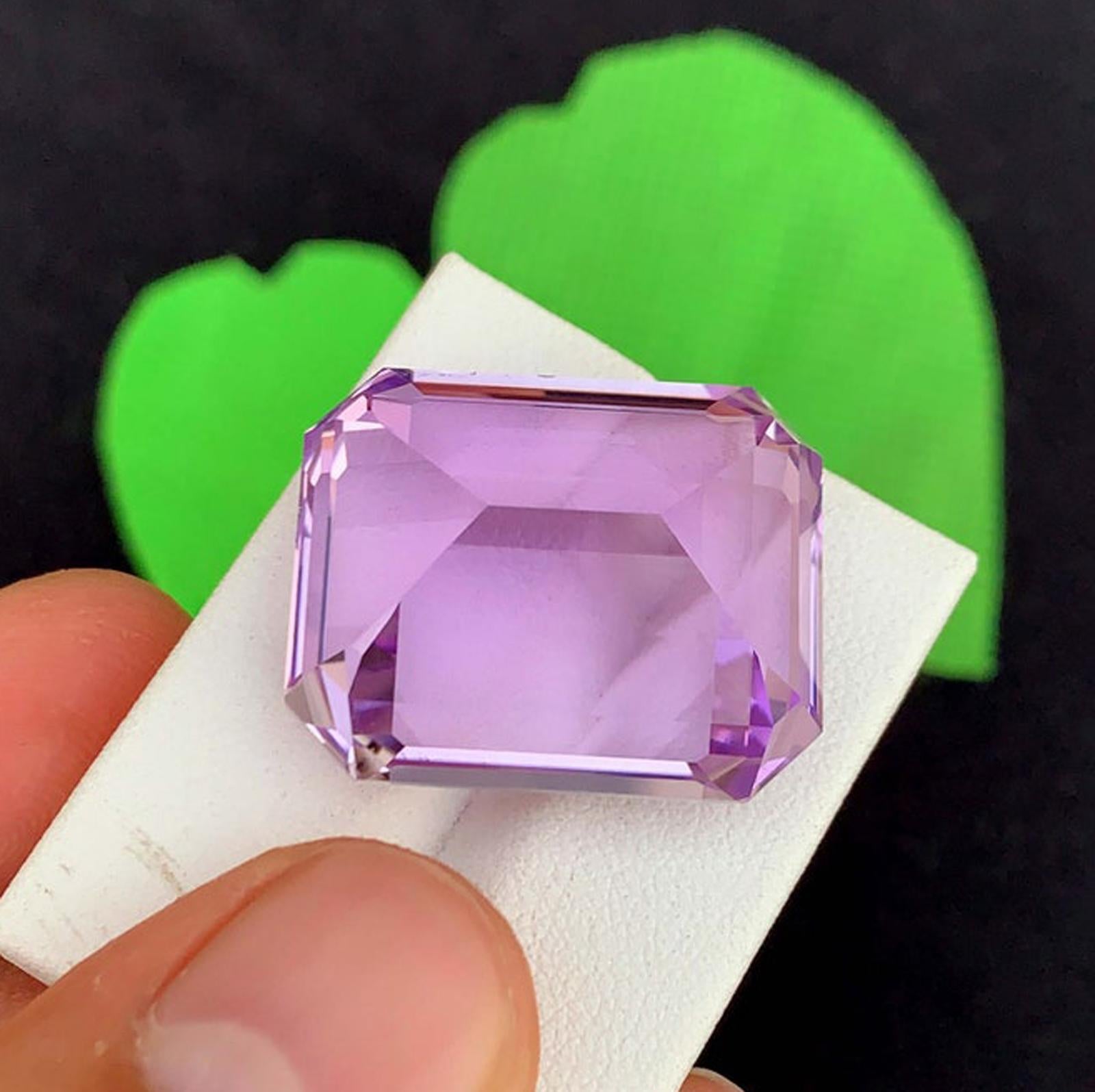 Cette Kunzite var. La pierre précieuse Spodumene éclate avec une **couleur rose violacée électrique** qui attire instantanément l'attention et rayonne d'une énergie vibrante ! Sa taille **emeraude** raffinée rehausse chaque éclat, permettant à la