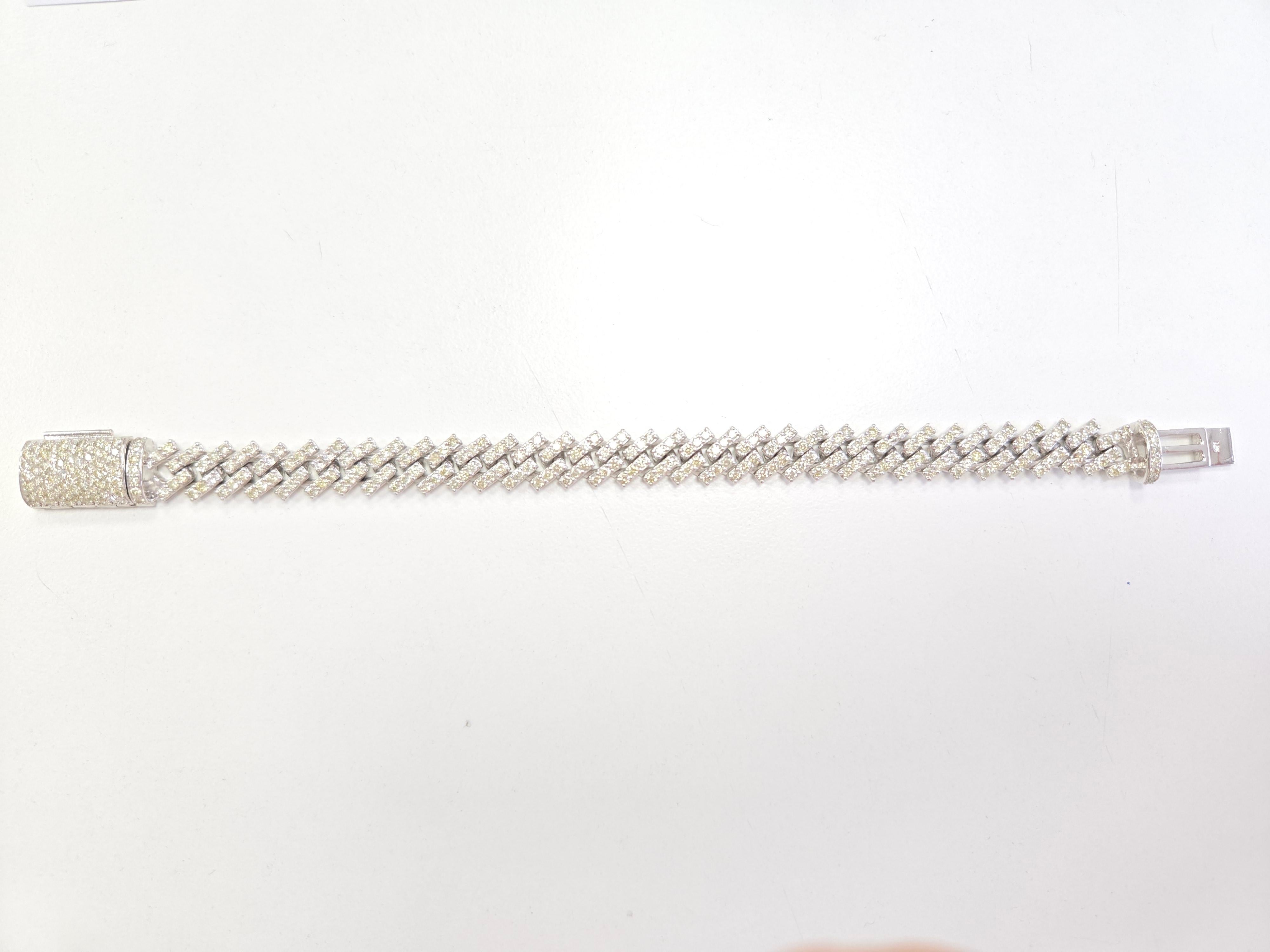 Bracelet cubain de 7,18 carats de diamants en or blanc massif 14 carats :

MATERIAL : Or blanc massif 14 carats (38,05 grammes)

Diamants : Poids total : 7,18 carats

Couleur : moyenne I-J (proche de l'incolore)

Clarté : SI (légèrement