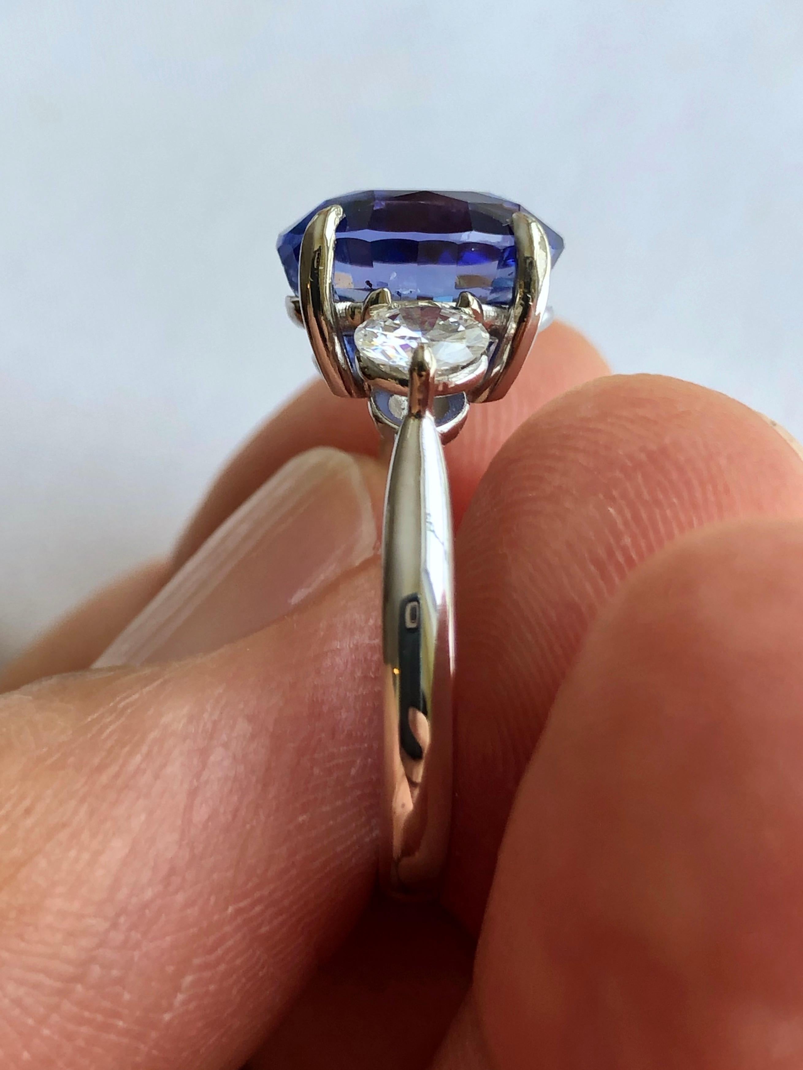 Women's Emeralds Maravellous 7.18 Carat GIA No Heat Color-Changing Sapphire Diamond Ring For Sale