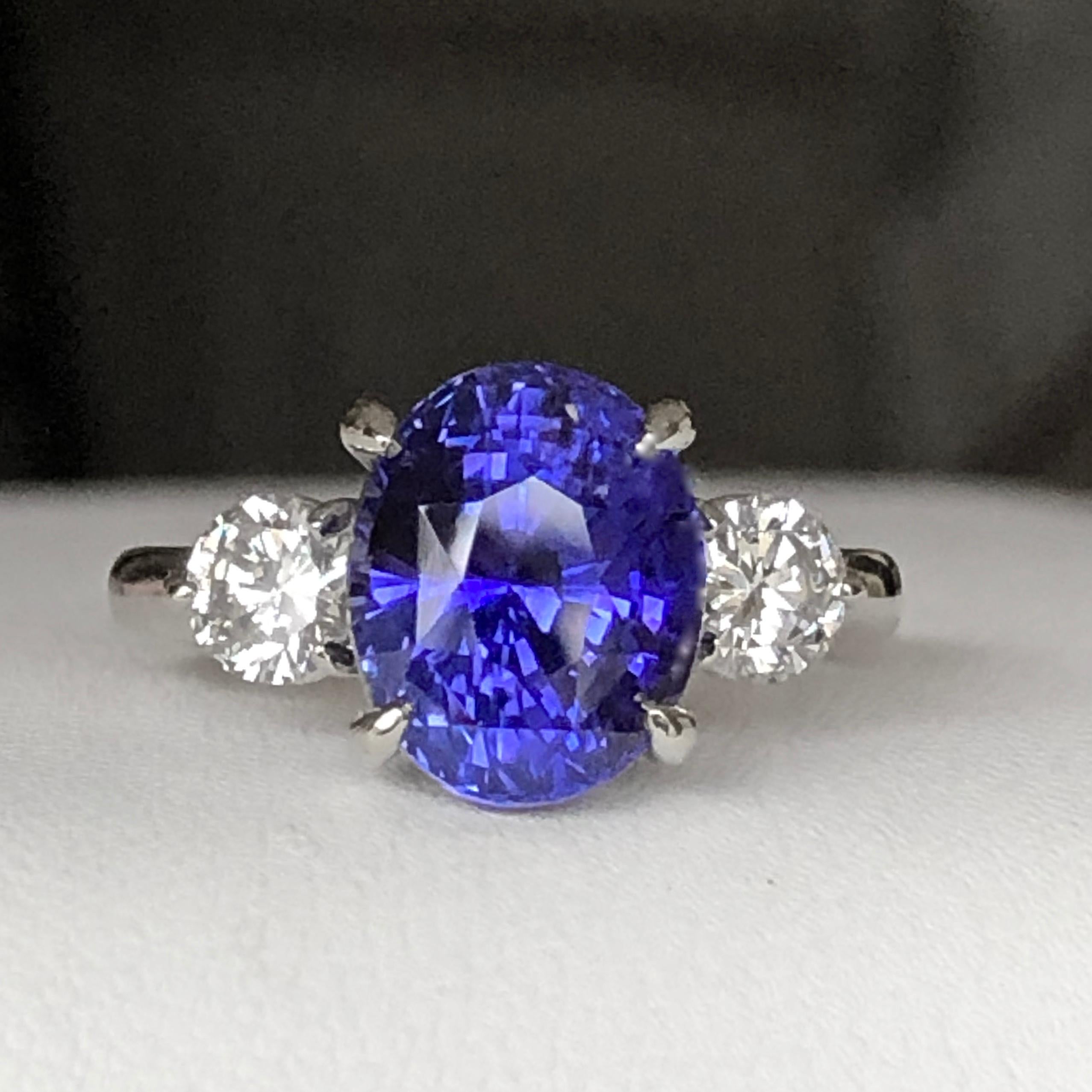 GIA no heat certified blue oval cut Sapphire. 6.43 carat with a white round brilliant cut diamond on each side. Solid 18K white gold setting. 1 oval cut Ceylon (Sri Lanka) Sapphire, total weight 6.43cts, 10.87x8.83x8.03mm, no heat and no