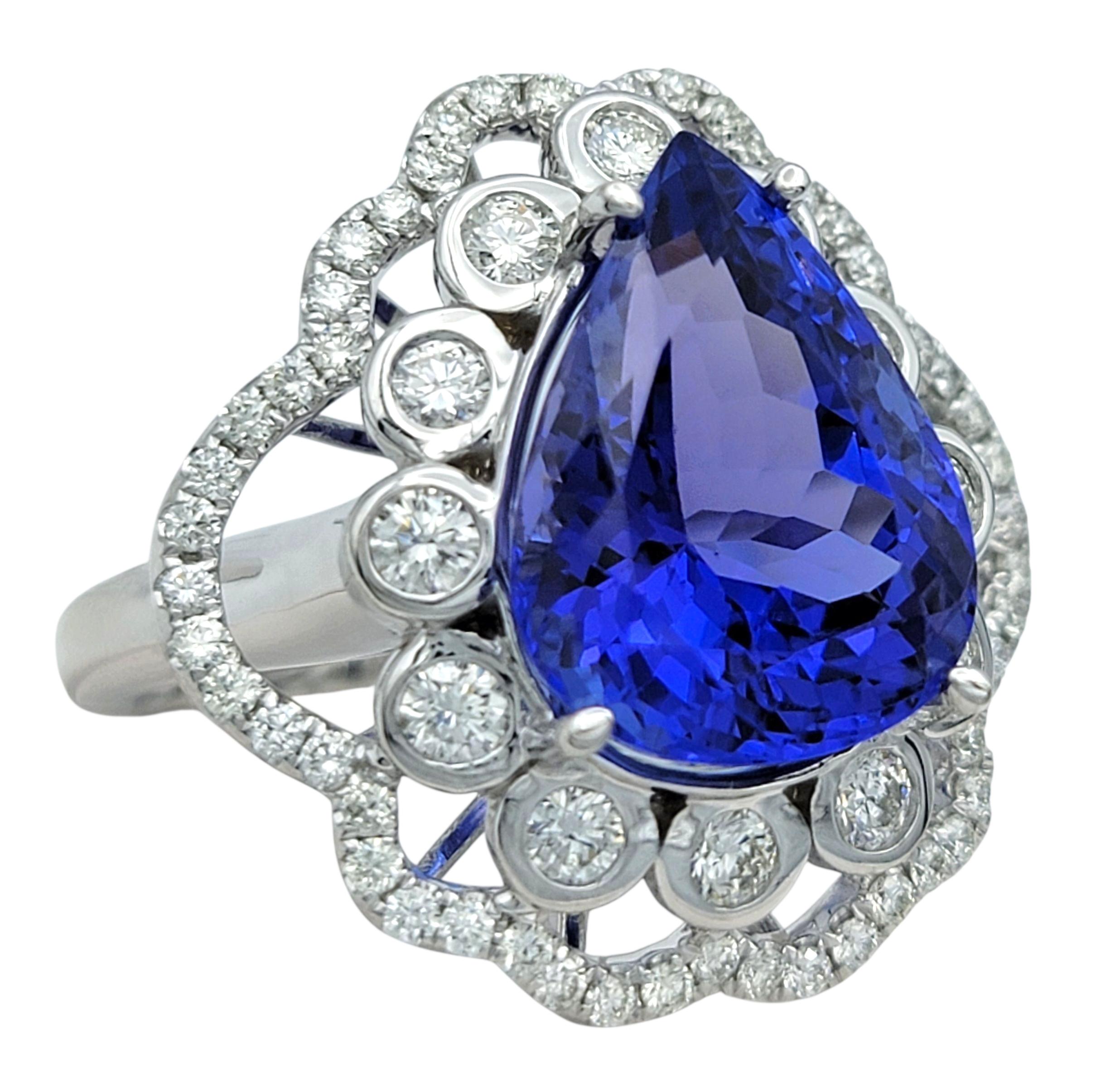 Contemporaneo Anello Cocktail con tanzanite taglio pera da 7,18 carati e diamanti in oro bianco 14 carati in vendita