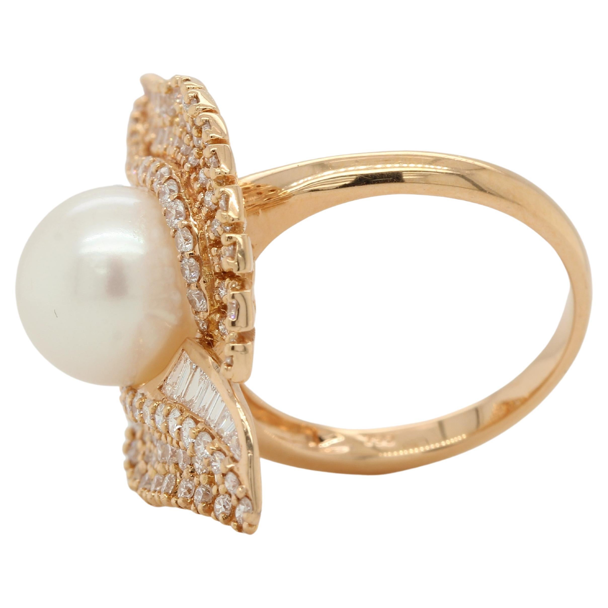 Women's or Men's 7.18 Carat Pearl and Diamond Ring in 18 Karat Gold For Sale