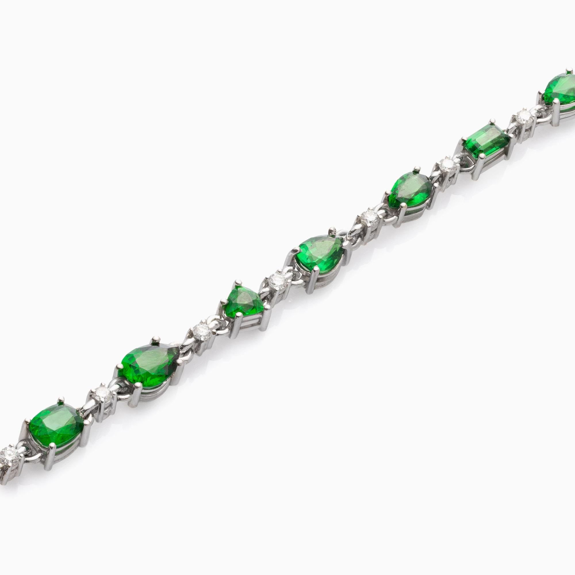 Taille ovale Bracelet en or blanc 18K avec tsavorite de 7,18 carats et diamant de 0,38 carat en vente