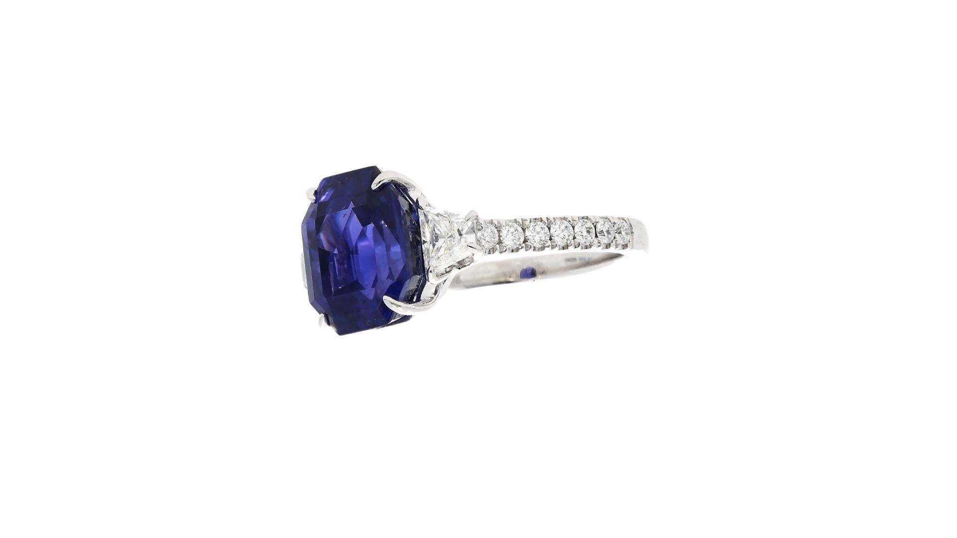 Contemporary 7.19 Carat Color Changing No Heat Ceylon Sapphire and Diamond Ring For Sale