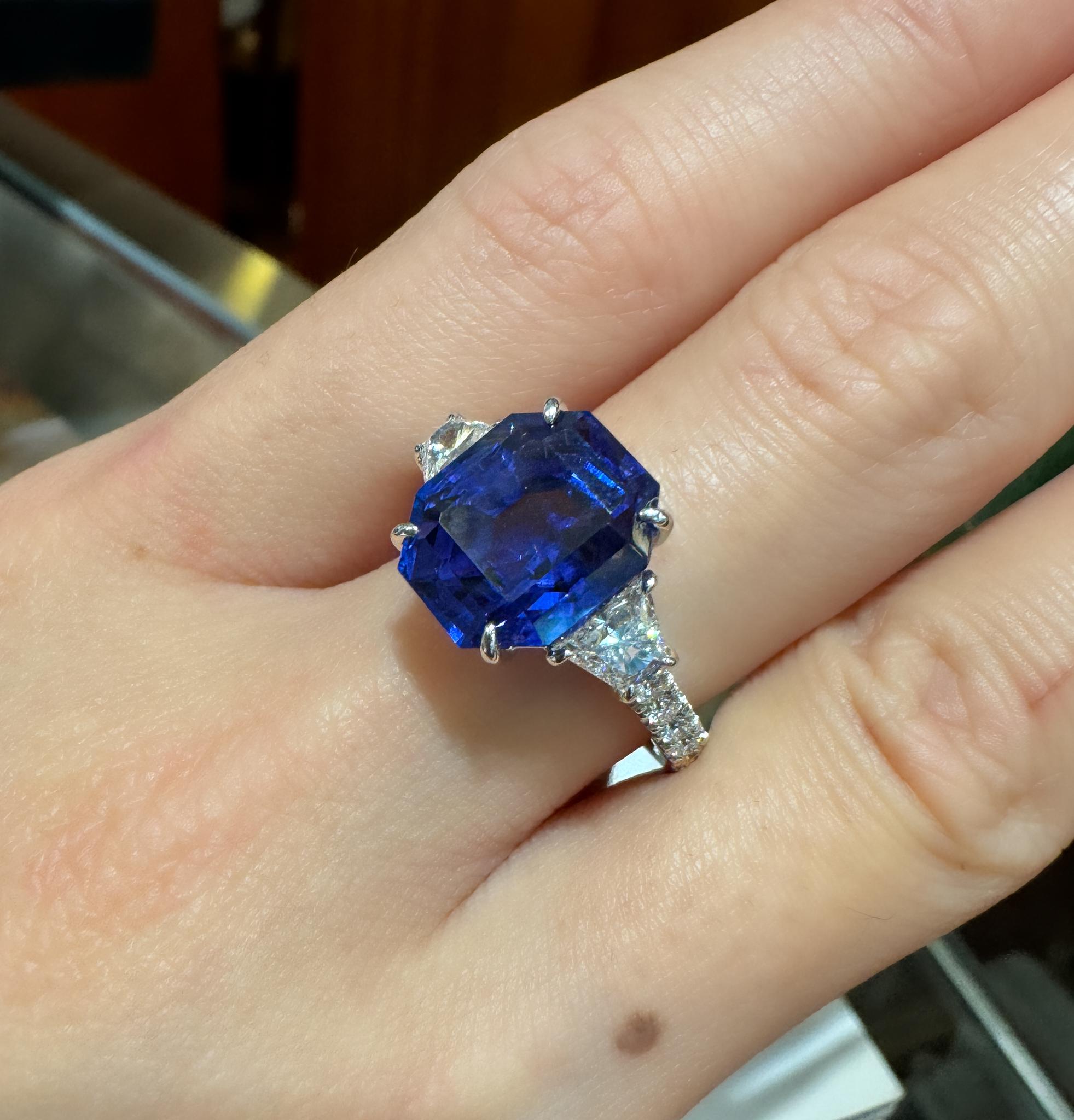 7.19 Carat Color Changing No Heat Ceylon Sapphire and Diamond Ring In New Condition For Sale In Miami, FL