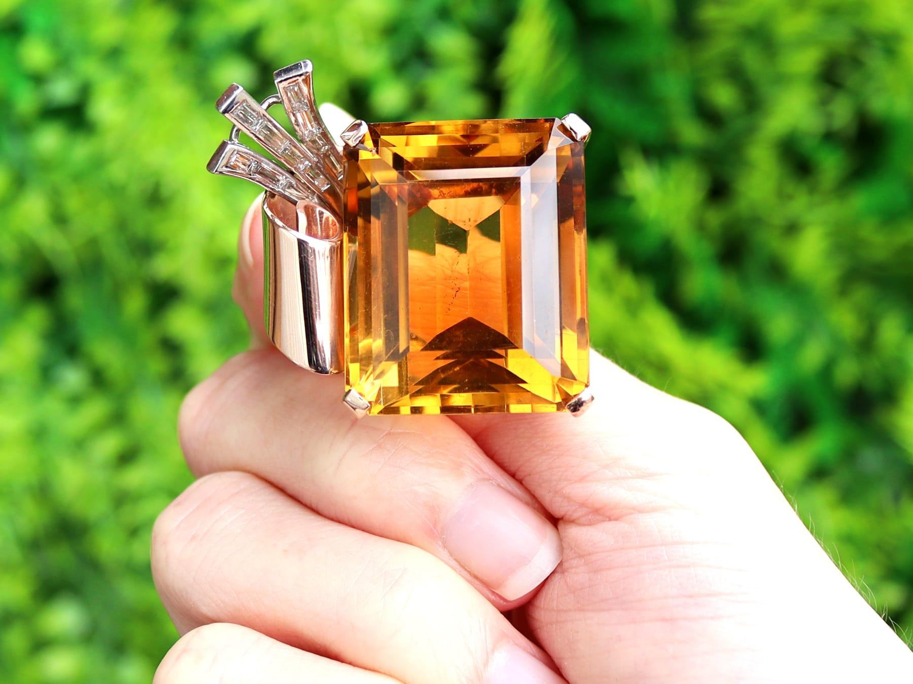Un asombroso, fino e impresionante gran broche vintage de citrino de 71,96 quilates, diamante de 1,05 quilates, engastado en oro amarillo de 14 quilates y platino; forma parte de nuestras diversas colecciones de joyas vintage de citrino. 

Este