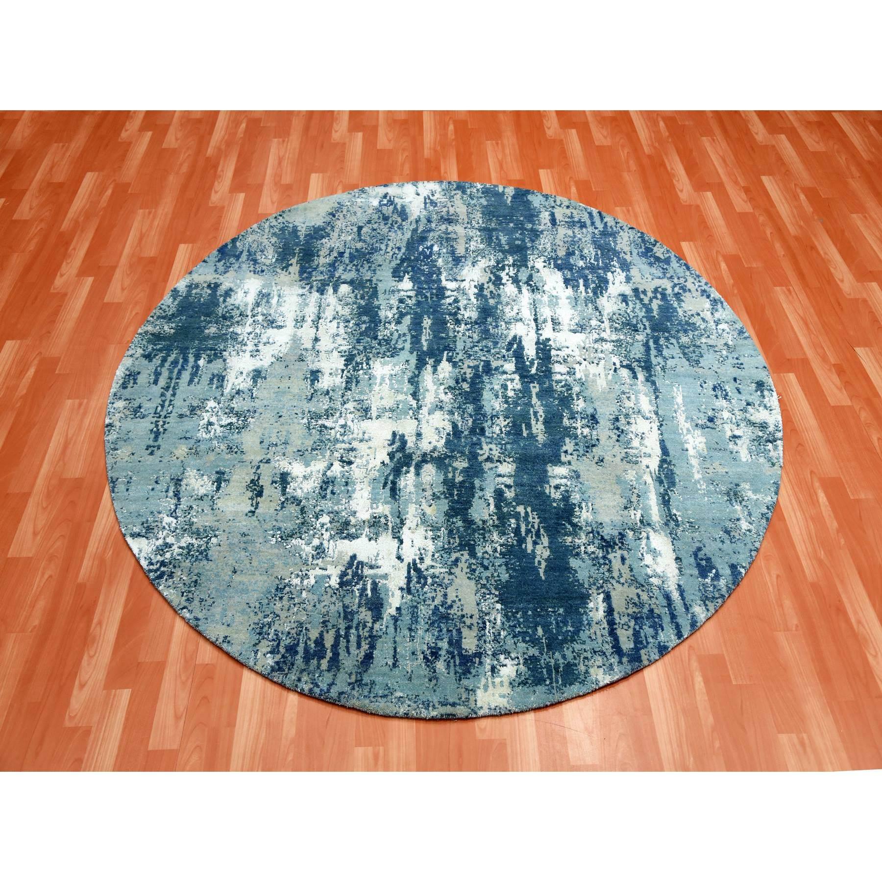 Blu oceanico, pura seta e lana annodata a mano, disegno astratto a pelo corto, tappeto orientale rotondo
Materiali primari: Lana e seta
Lattice: No Pile 
altezza: 0,25 pollici
Stile: Di transizione
Colore primario: Blu
Colori secondari: Avorio,