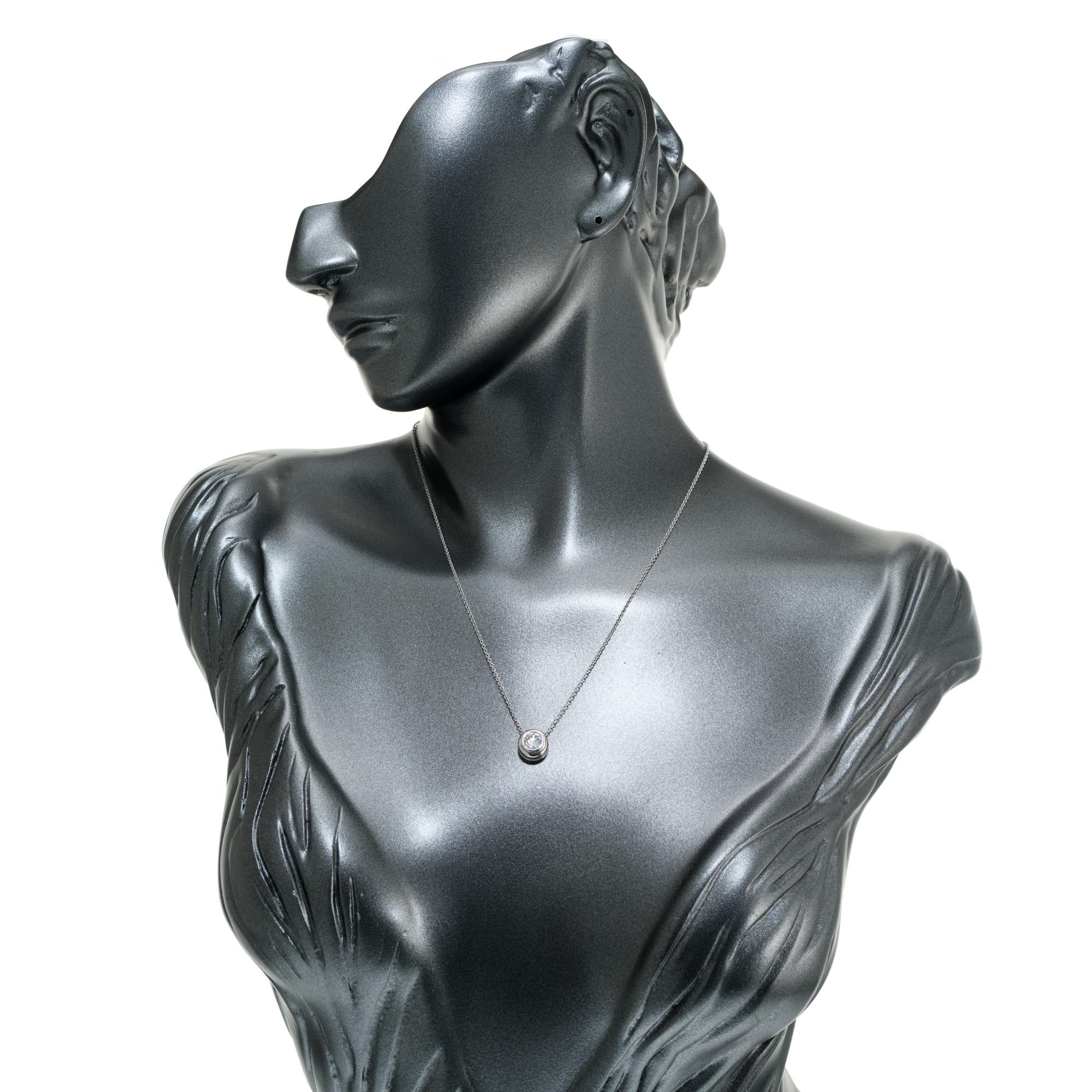Collier pendentif en or blanc avec diamants ronds taille brillant de 0,72 carat en vente 1
