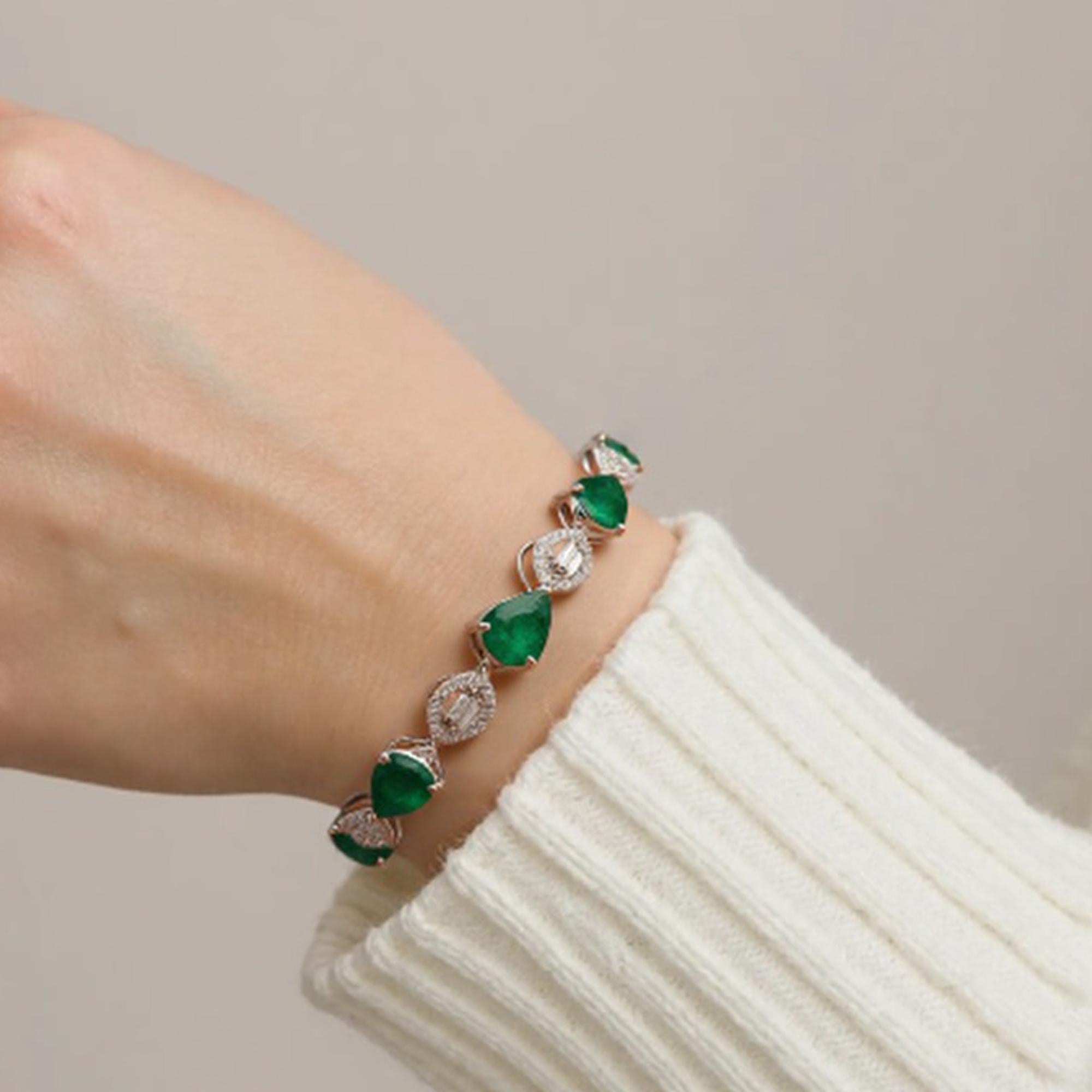 Bracelet en or blanc 18 carats avec émeraudes de Zambie poire de 7,2 carats et diamants de 1,12 carat SI/H
Ce bracelet est orné d'une pierre précieuse, l'émeraude. Chaque émeraude est associée à un diamant en forme de poire, créant ainsi un motif