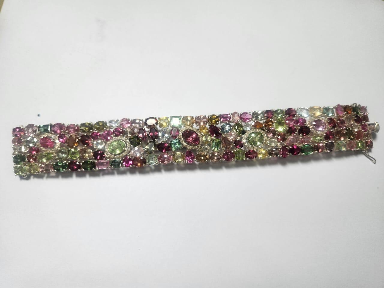 Brazalete Turmalina Diamante 72 quilates - Brazalete Turmalina Multicolor - Brazalete Multi Piedras Preciosas - Brazalete Multi Piedras Preciosas - Brazalete Puño
Aumenta el lujo con este brillante brazalete bañado en oro con impresionantes colores