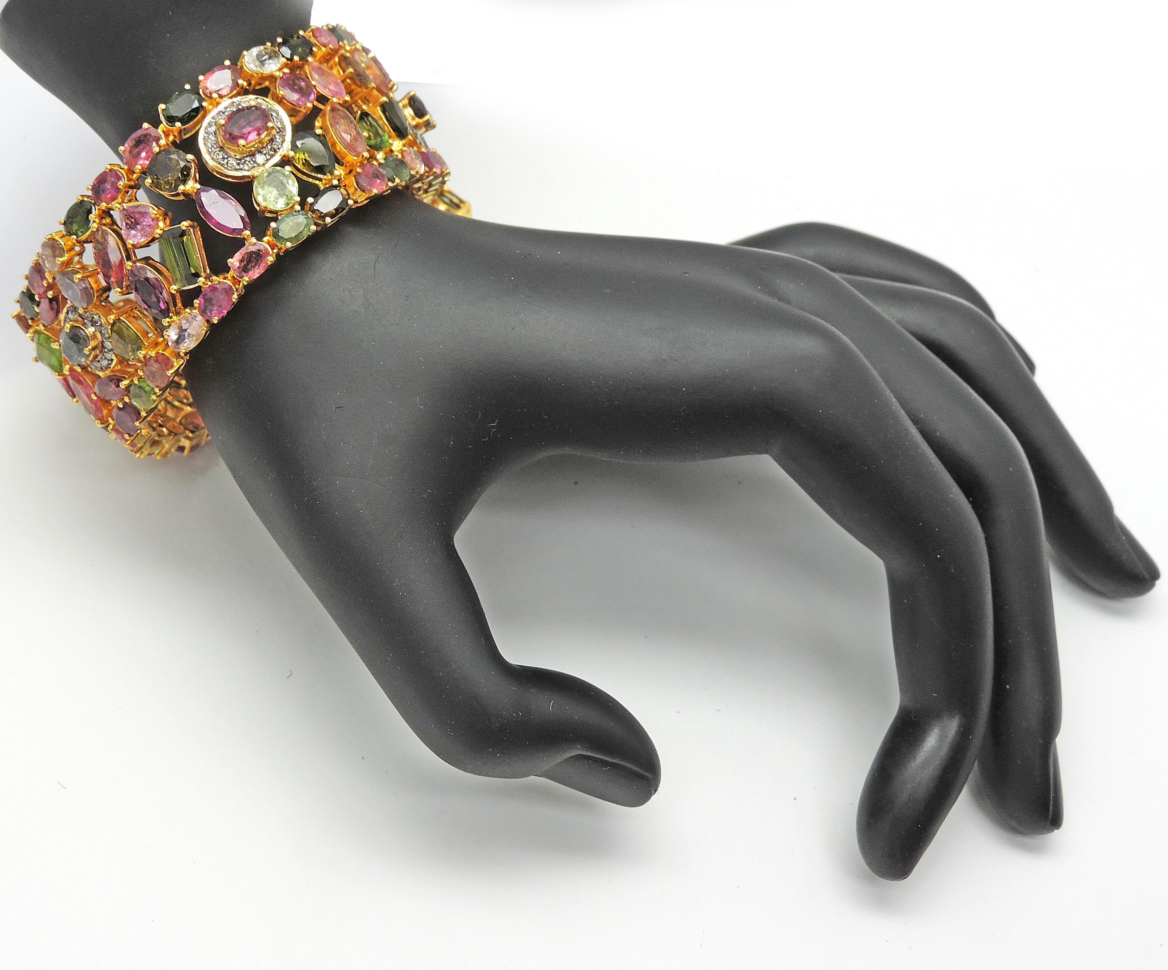 Manchette en tourmaline de 72 carats et diamants, bracelet jonc en tourmaline multicolore Neuf - En vente à Yorba Linda, CA