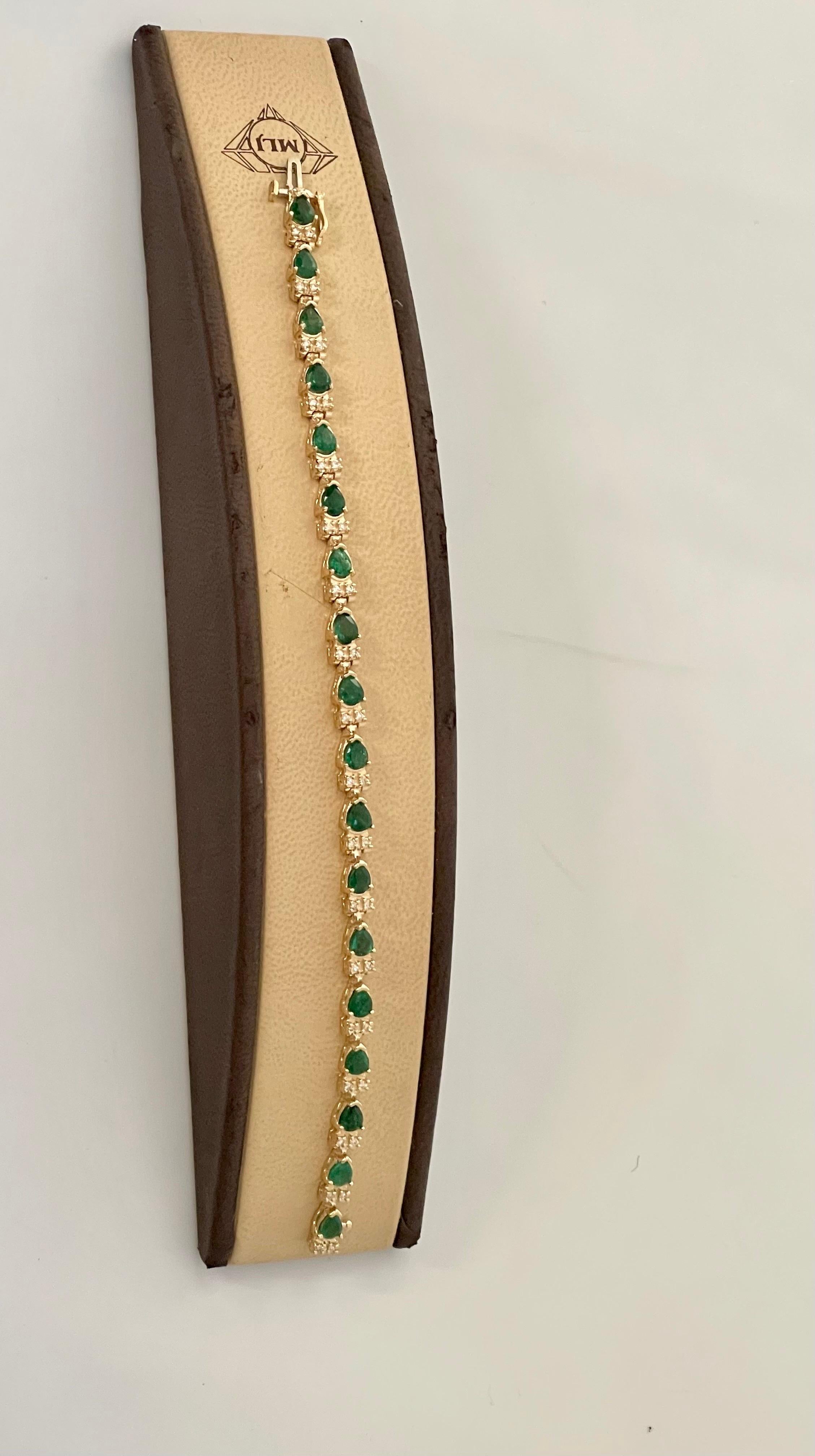 9 Ct Natural 18 Oval Stone Emerald & Diamond 14 Kt Yellow Gold Bracelet In Excellent Condition For Sale In New York, NY