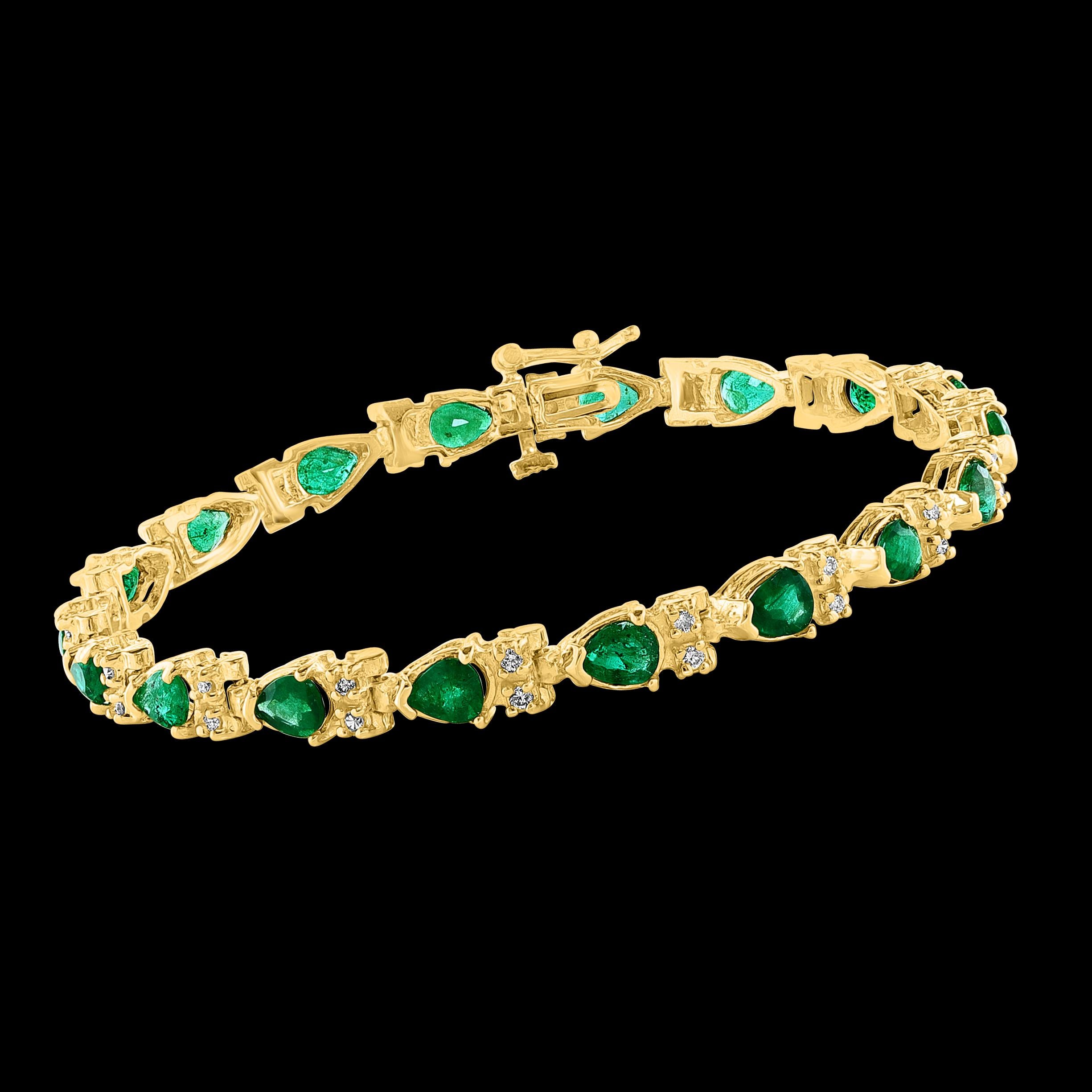 
Approximately 9 Ct Natural 18 Oval Stone Emerald & Diamond 14 Kt Yellow Gold Bracelet
All  Emeralds are Oval Shape  , very fine quality
 Very  intense green color Total emerald weight is approximately 9 ct . There are some inclusions in the