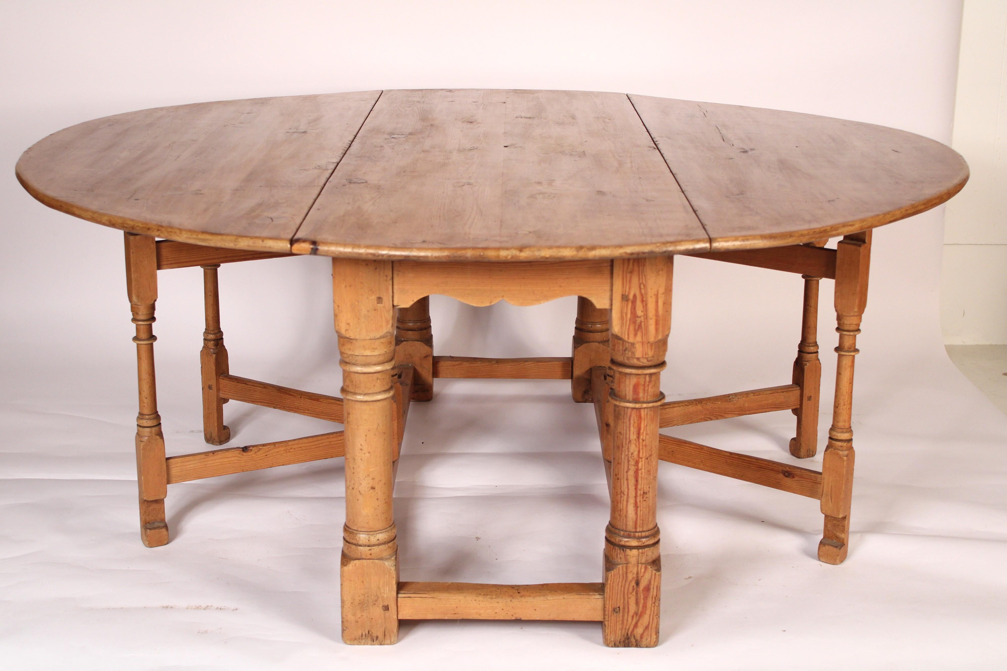 William and Mary style pine gateleg dining room table, mid 20th century. Very versatile table that can be used either as a dining room table or a sofa table.
72