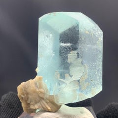 72 grammi di elegante esemplare di acquamarina con roccia madre dalla Nagar Valley, Pakistan